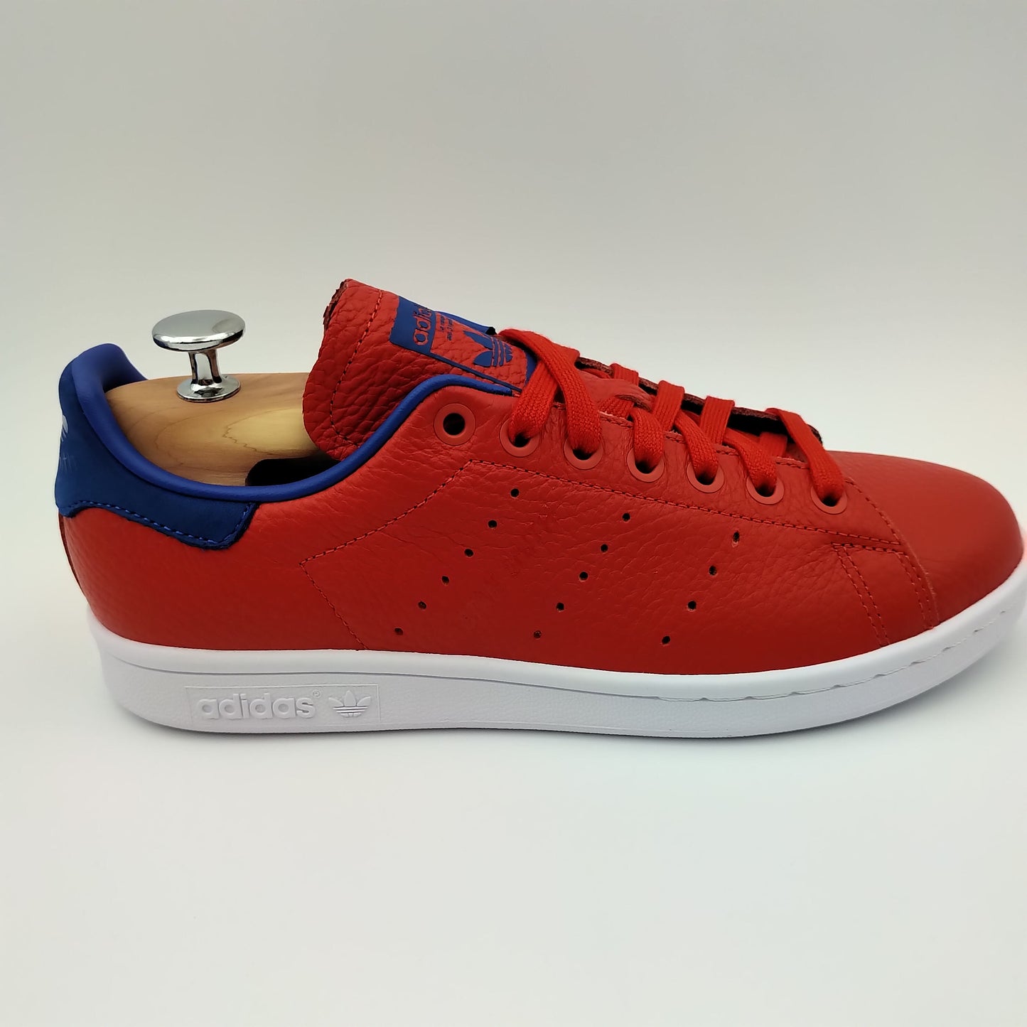 Adidas Stan Smith en cuir rouge avec talon bleu