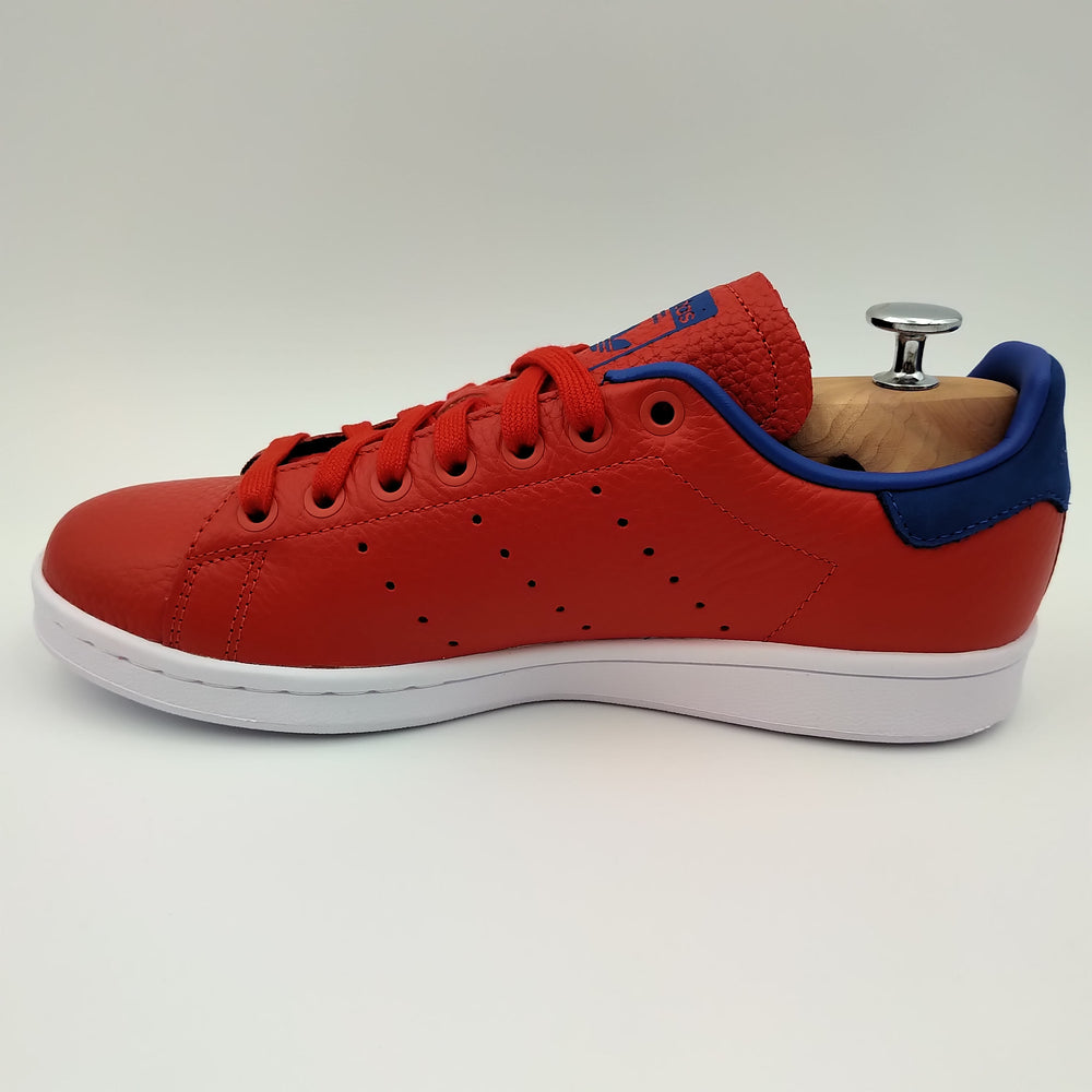 Adidas Stan Smith en cuir rouge avec talon bleu