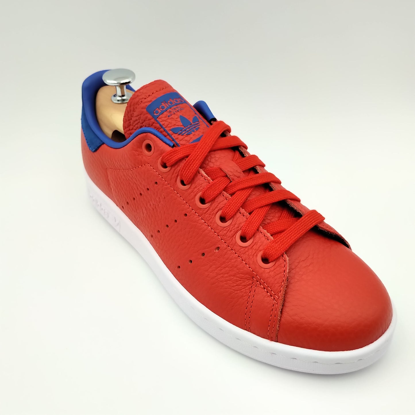 Adidas Stan Smith en cuir rouge avec talon bleu
