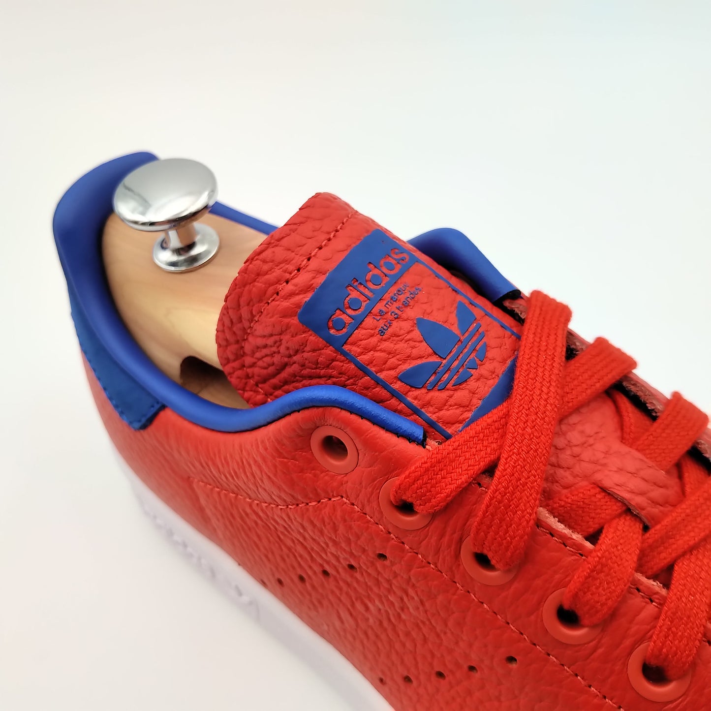 Adidas Stan Smith en cuir rouge avec talon bleu