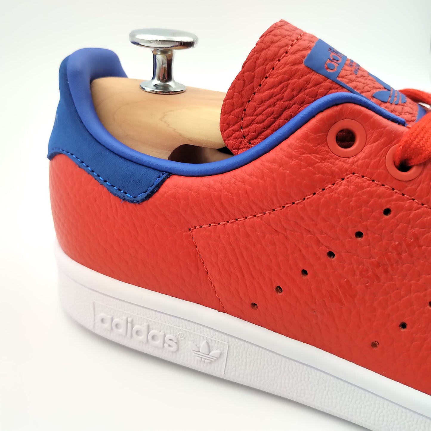 Adidas Stan Smith en cuir rouge avec talon bleu