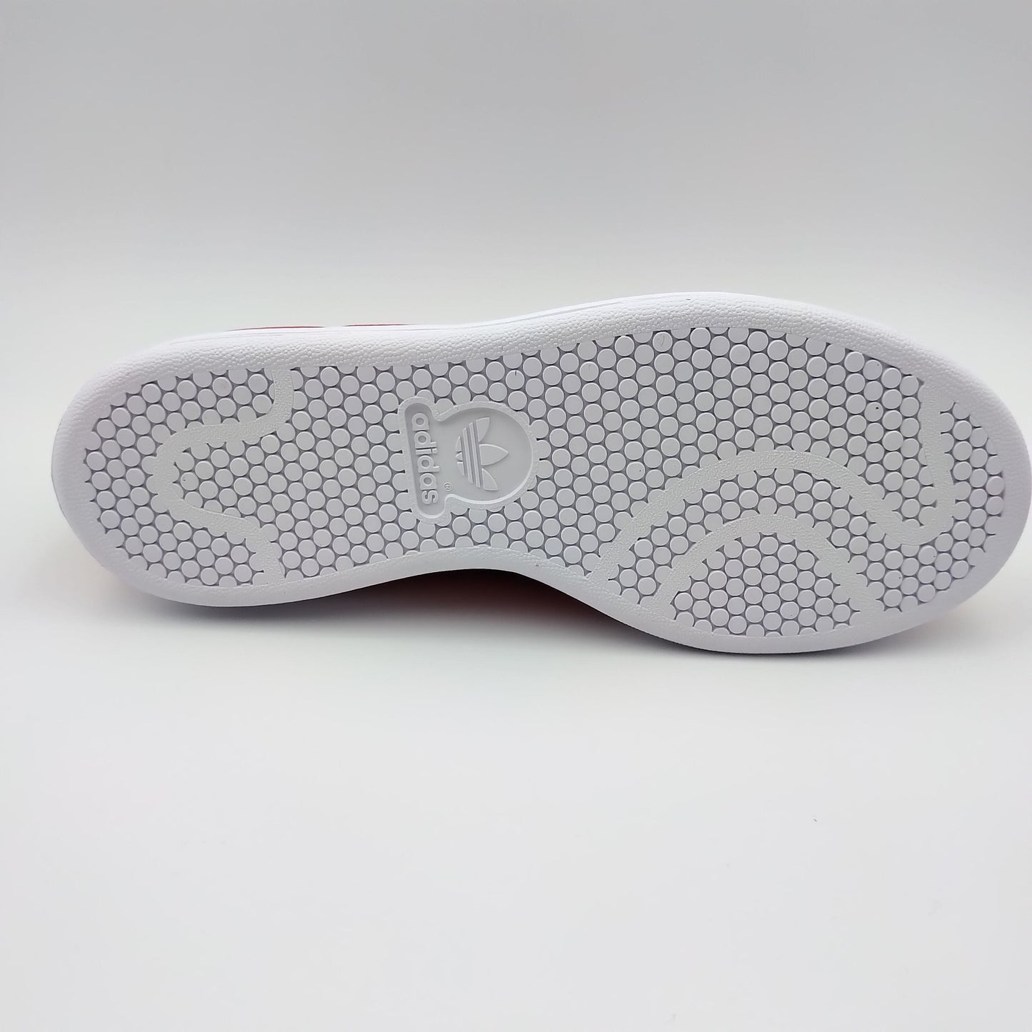 Adidas Stan Smith en cuir rouge avec talon bleu