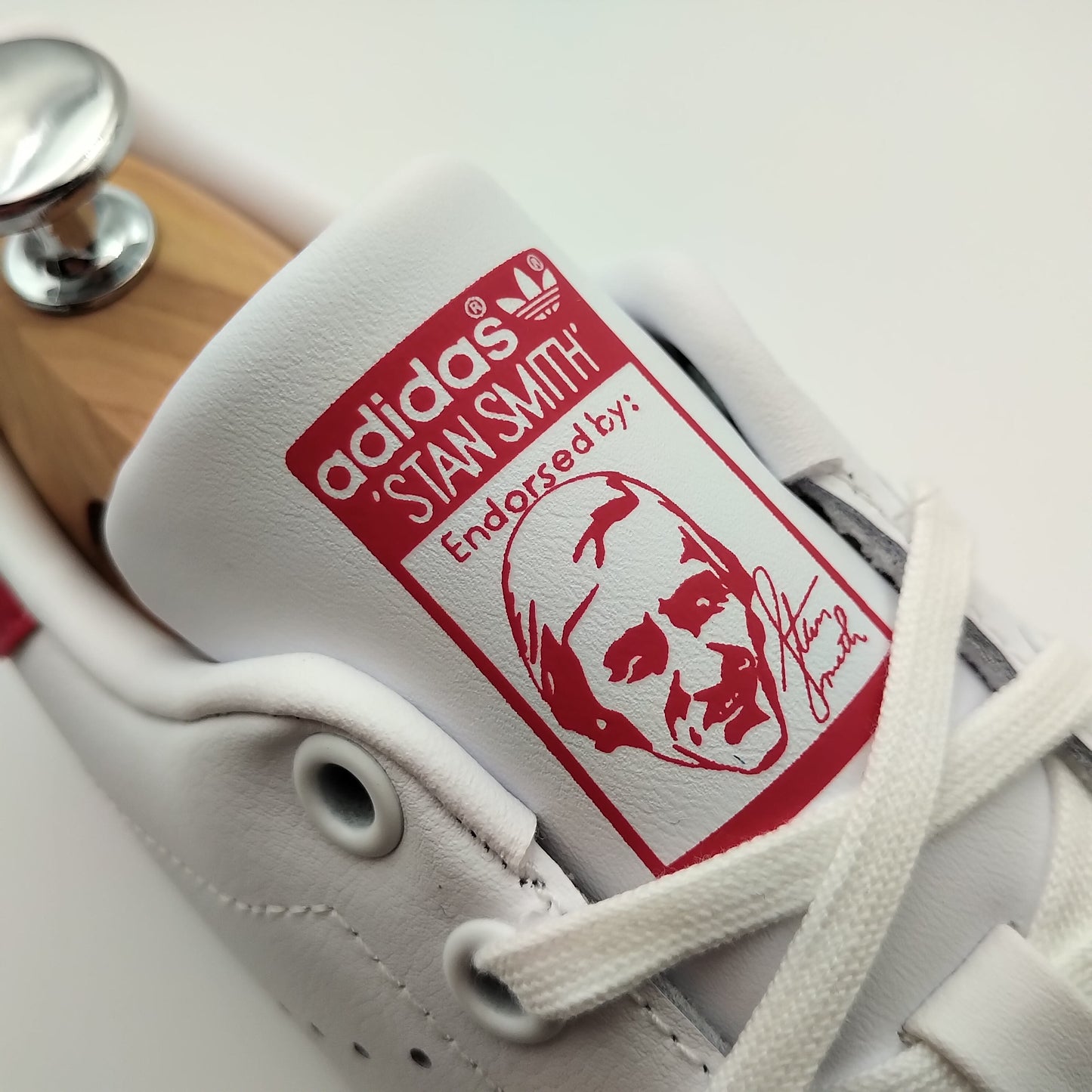 Adidas Stan Smith blanche avec talon rouge magenta