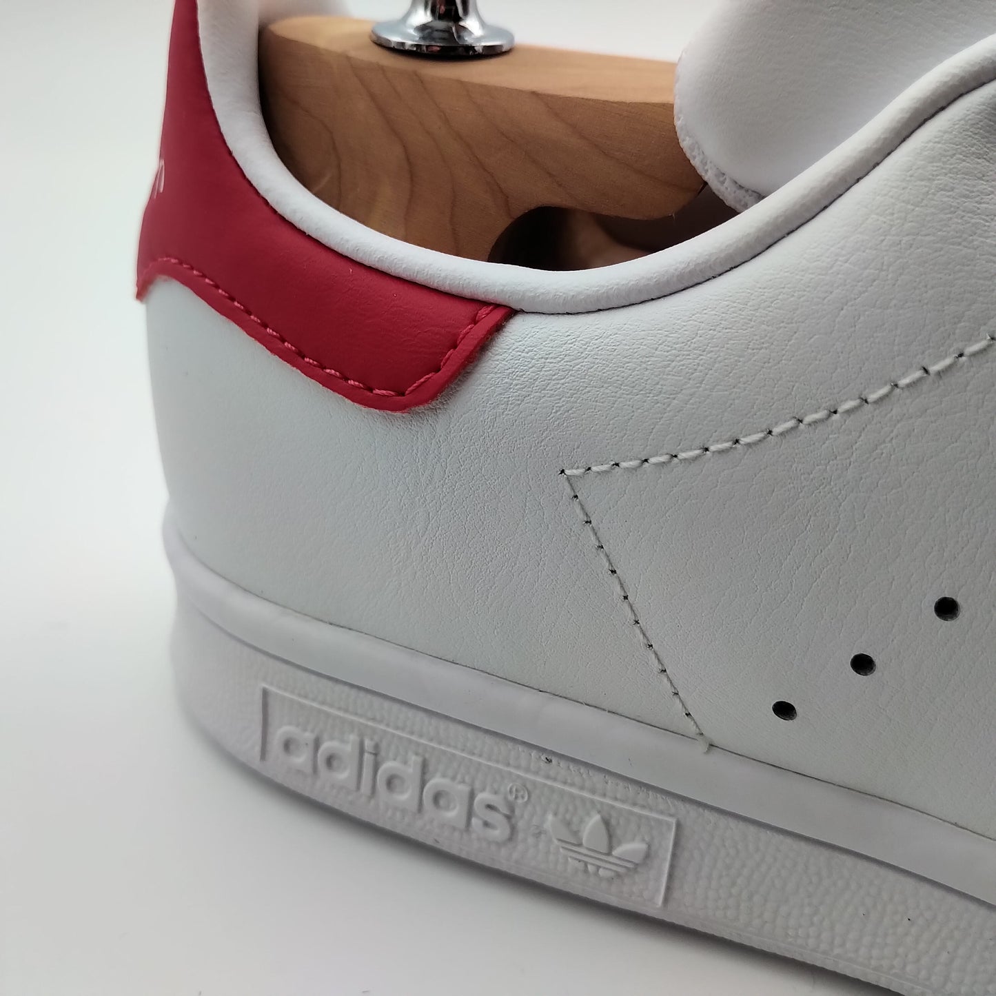 Adidas Stan Smith blanche avec talon rouge magenta