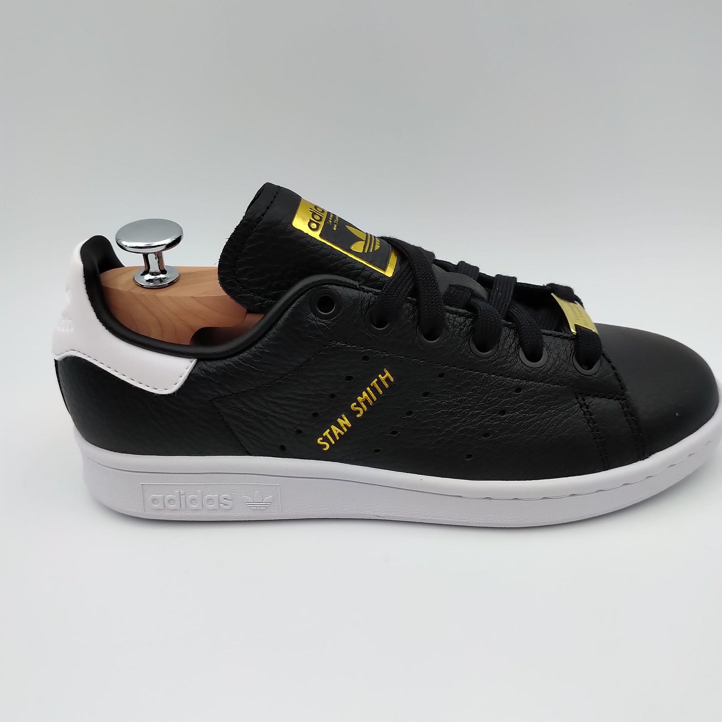 Adidas Stan Smith cuir noir et blanc et motifs dorés