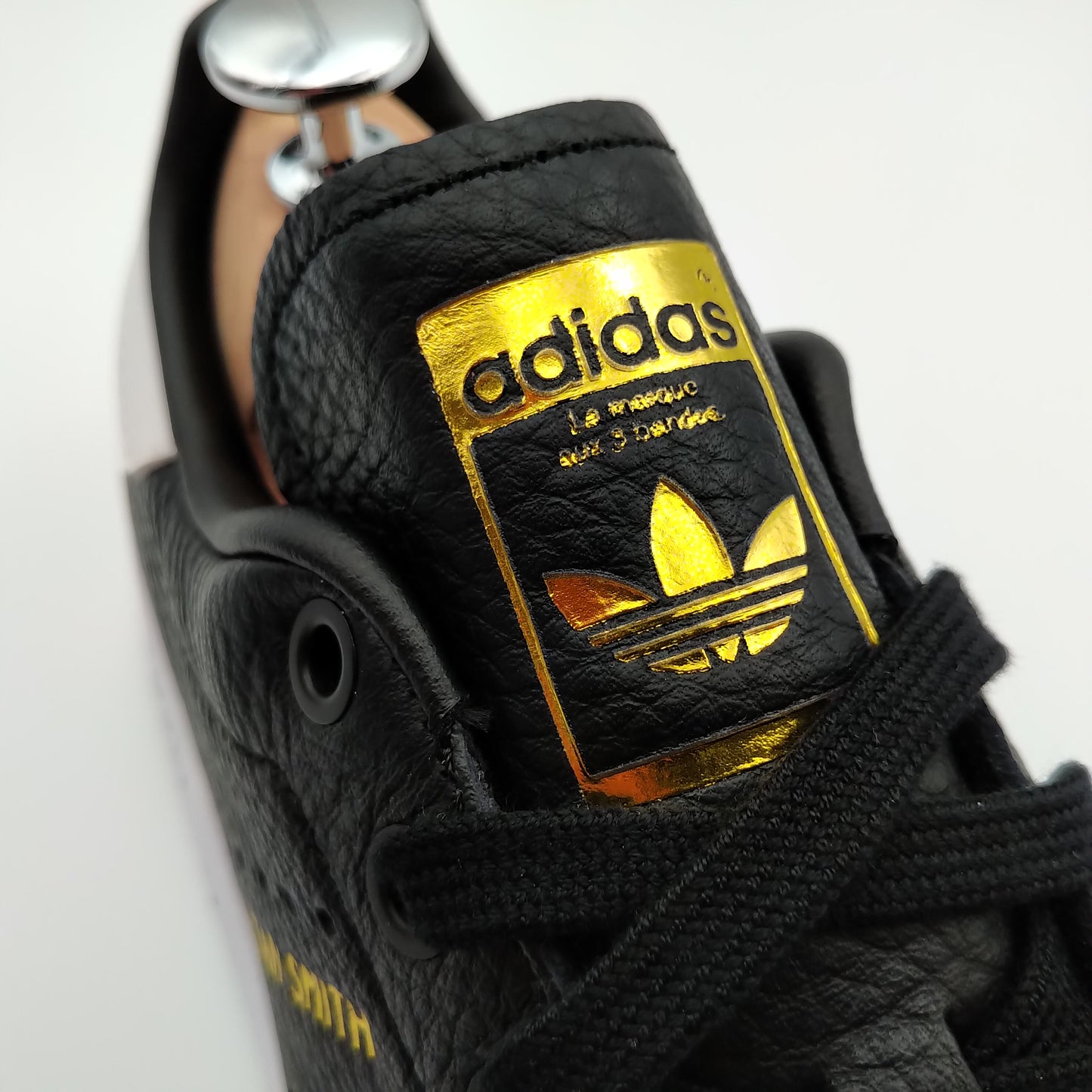 Adidas Stan Smith cuir noir et blanc et motifs dorés