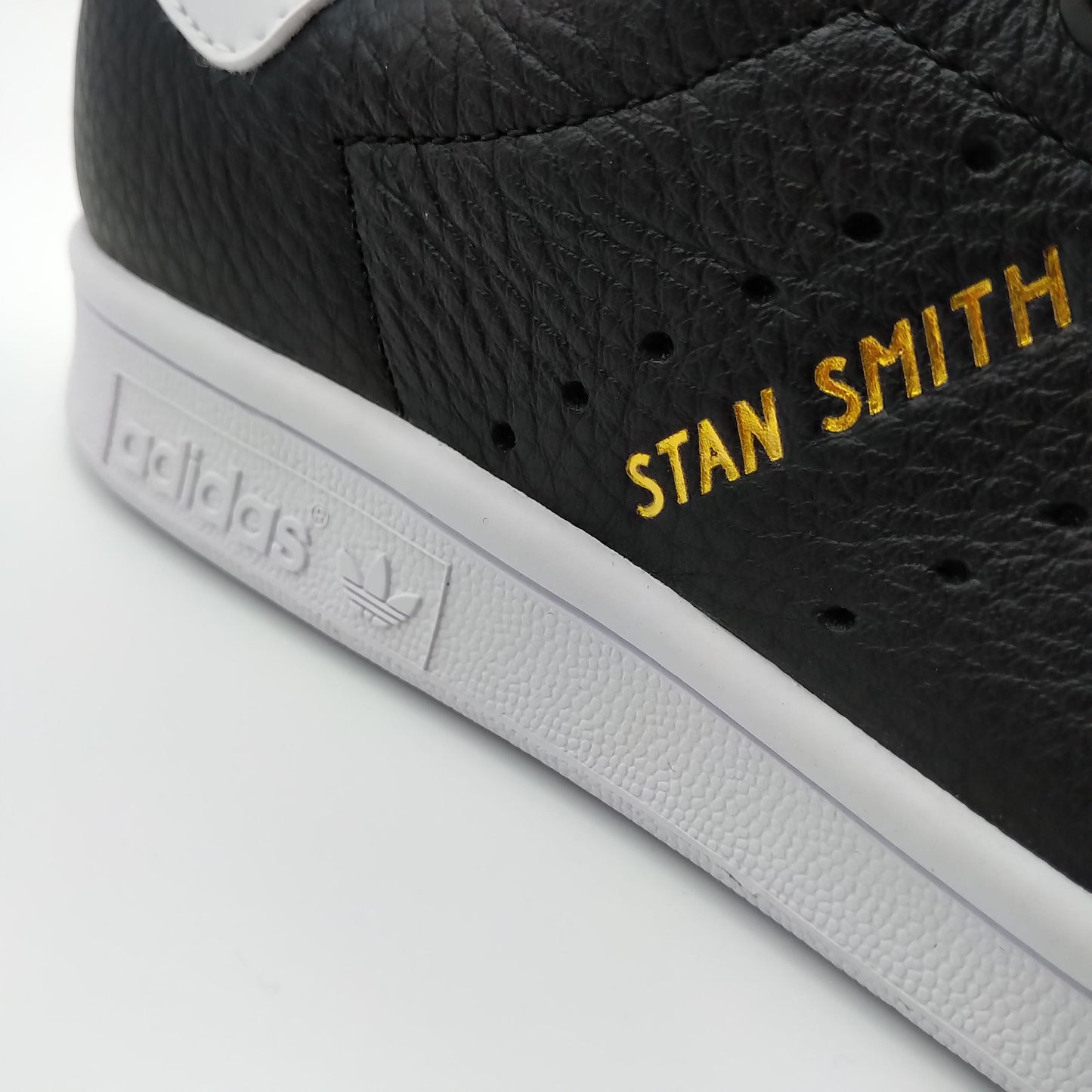 Adidas Stan Smith cuir noir et blanc et motifs dorés