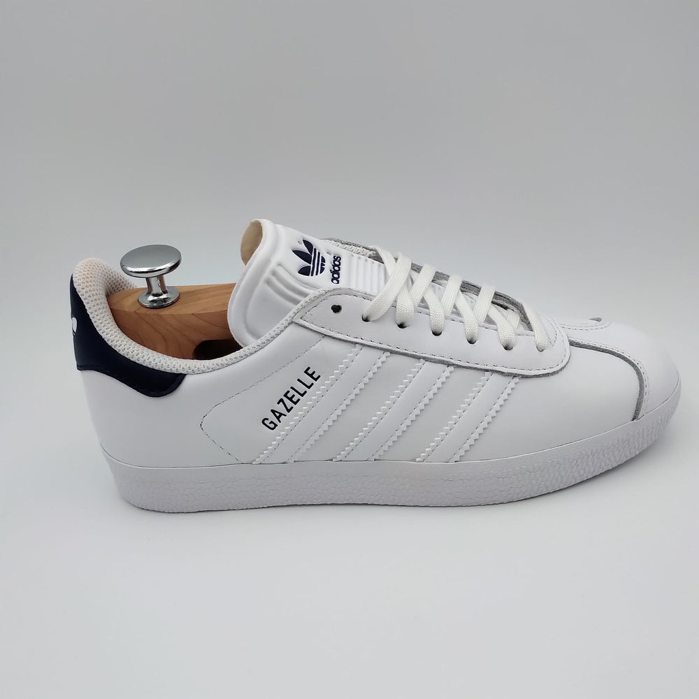 Adidas Gazelle cuir blanc et motifs bleu marine