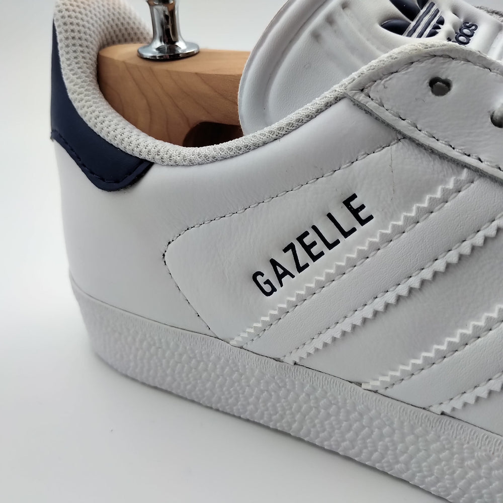 Adidas Gazelle cuir blanc et motifs bleu marine