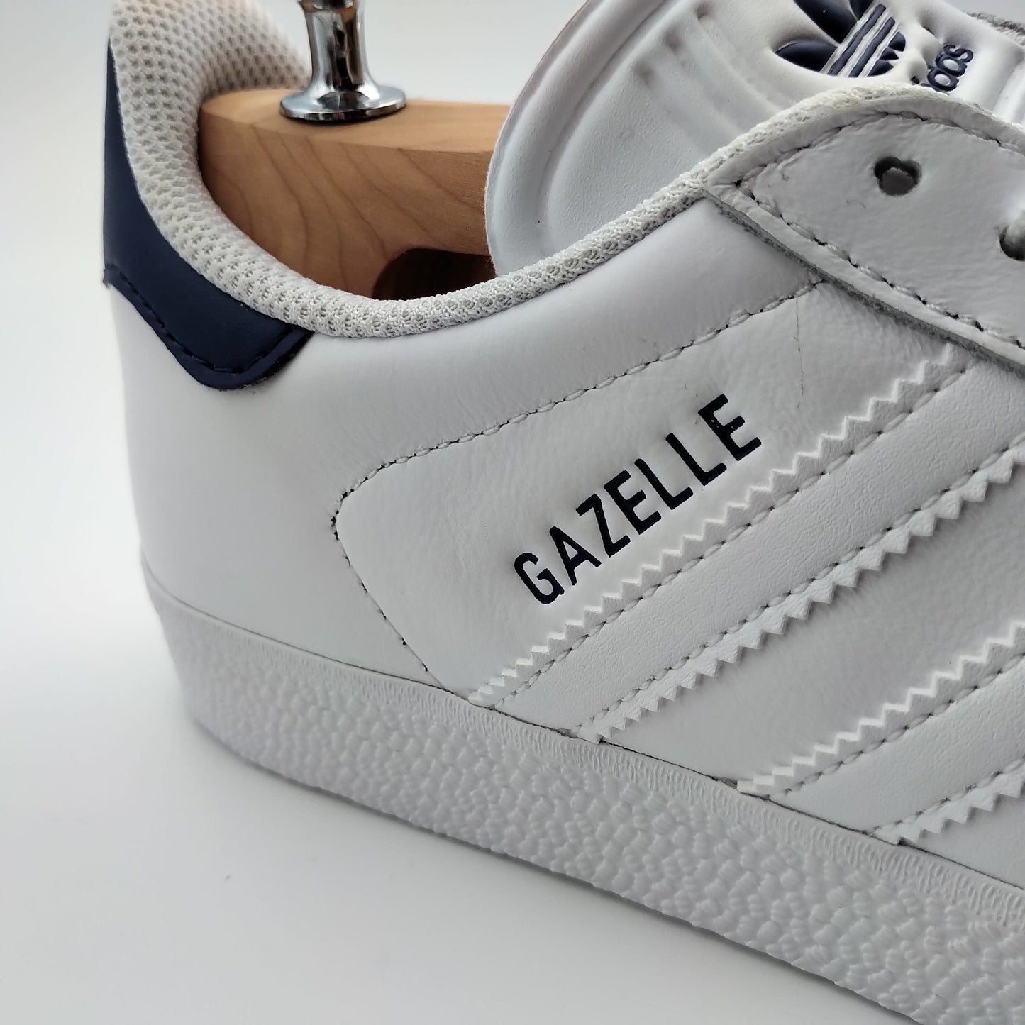 Adidas Gazelle cuir blanc et motifs bleu marine