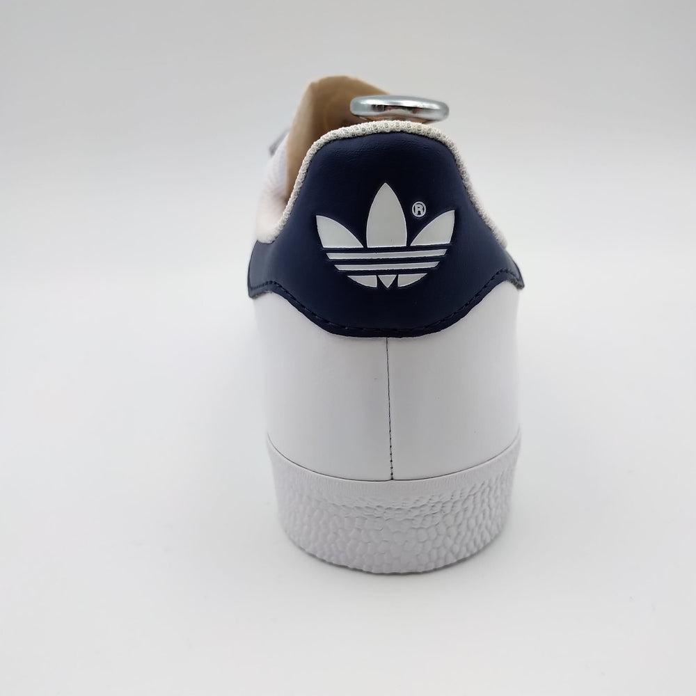 Adidas Gazelle cuir blanc et motifs bleu marine