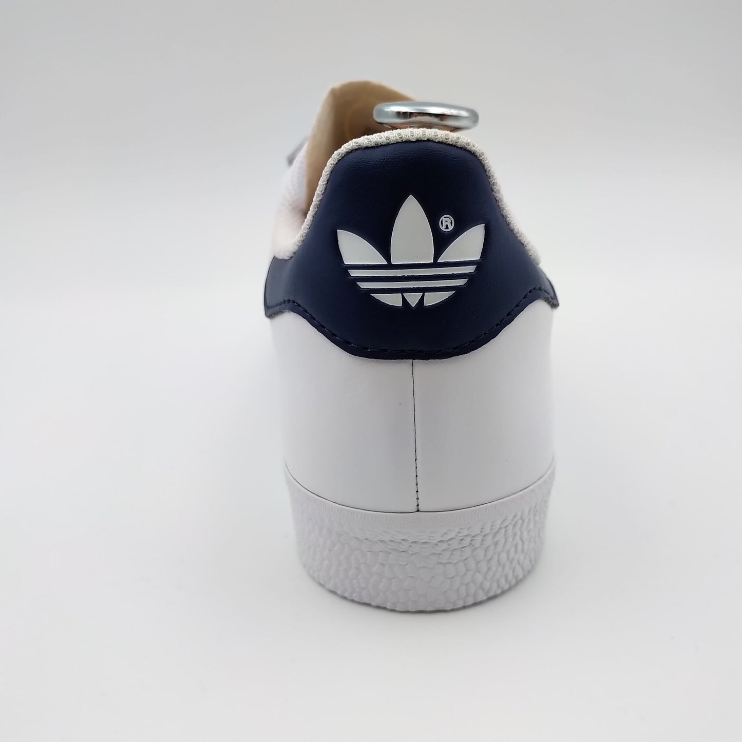 Adidas Gazelle cuir blanc et motifs bleu marine