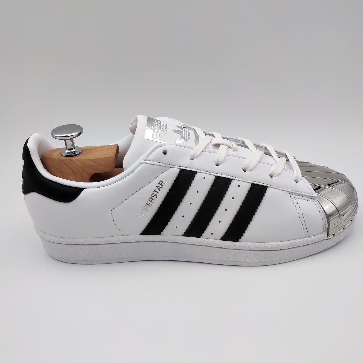 Adidas Superstar Metal Toe cuir blanc et coquille argentée