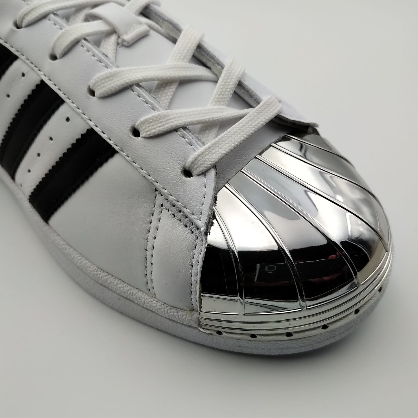 Adidas Superstar Metal Toe cuir blanc et coquille argentée