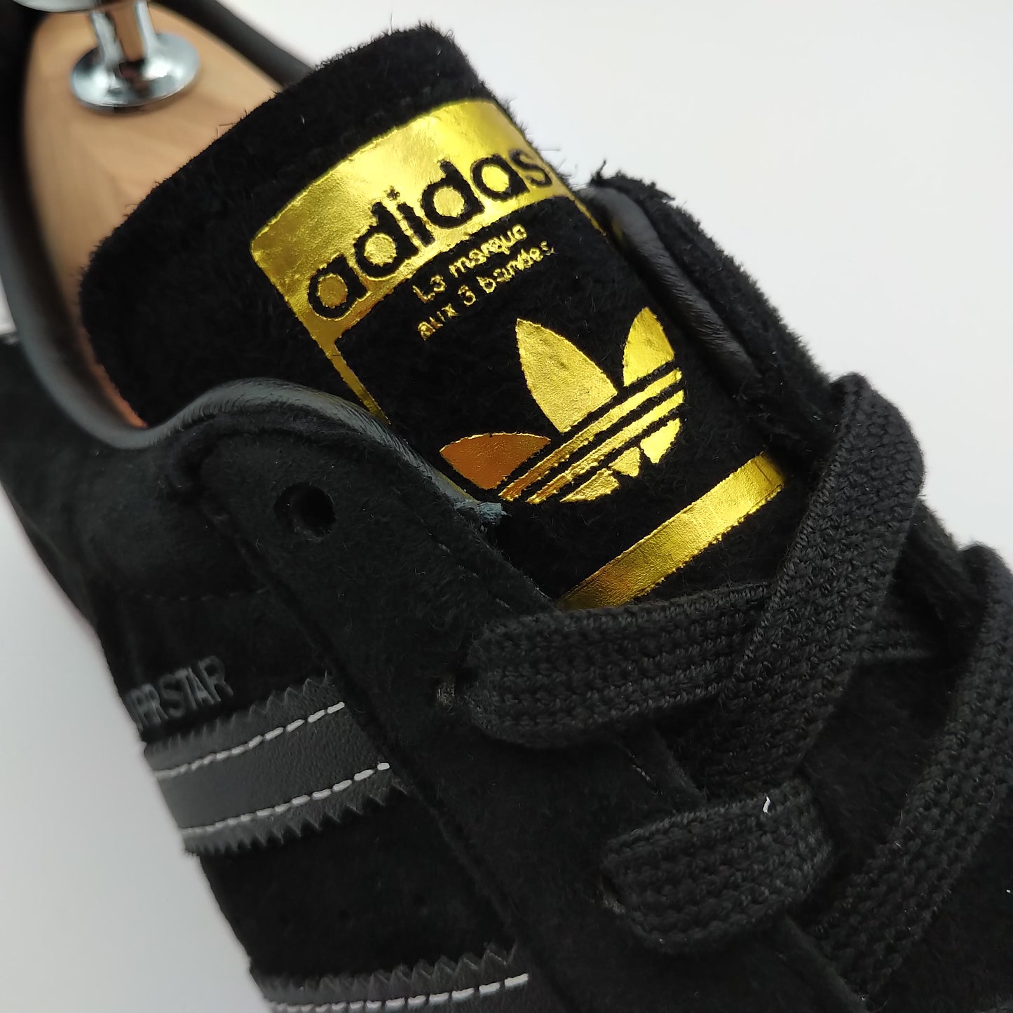 Adidas Superstar noir avec bandes grises