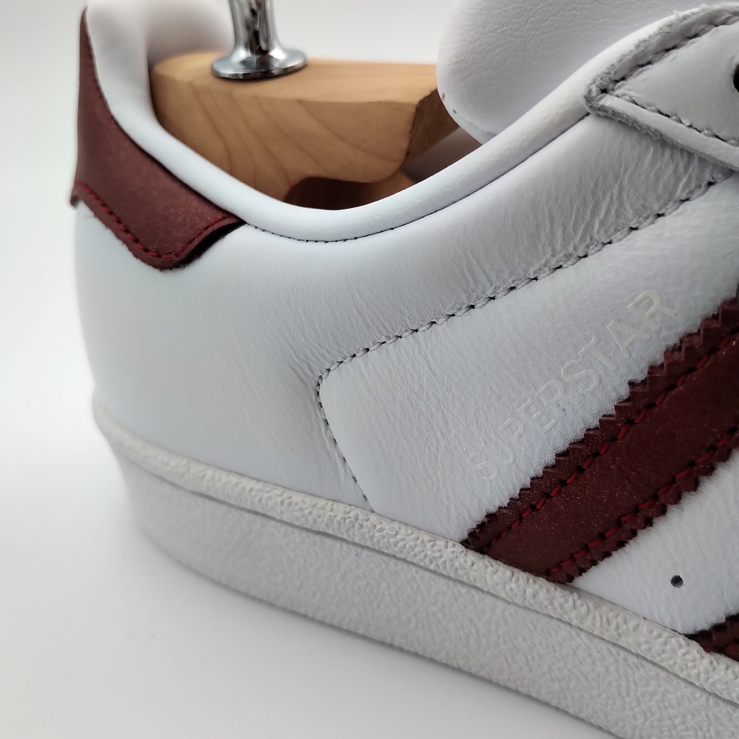Adidas Superstar cuir blanc et bandes bordeaux