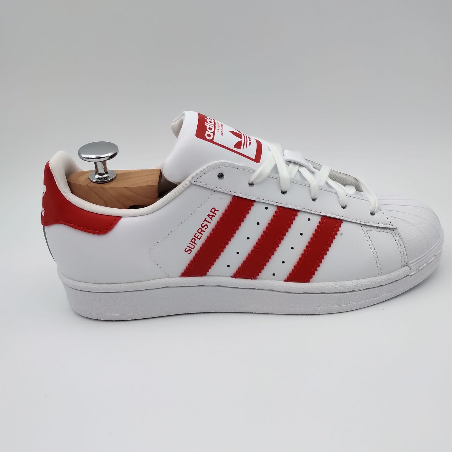 Adidas Superstar blanches avec bandes rouges