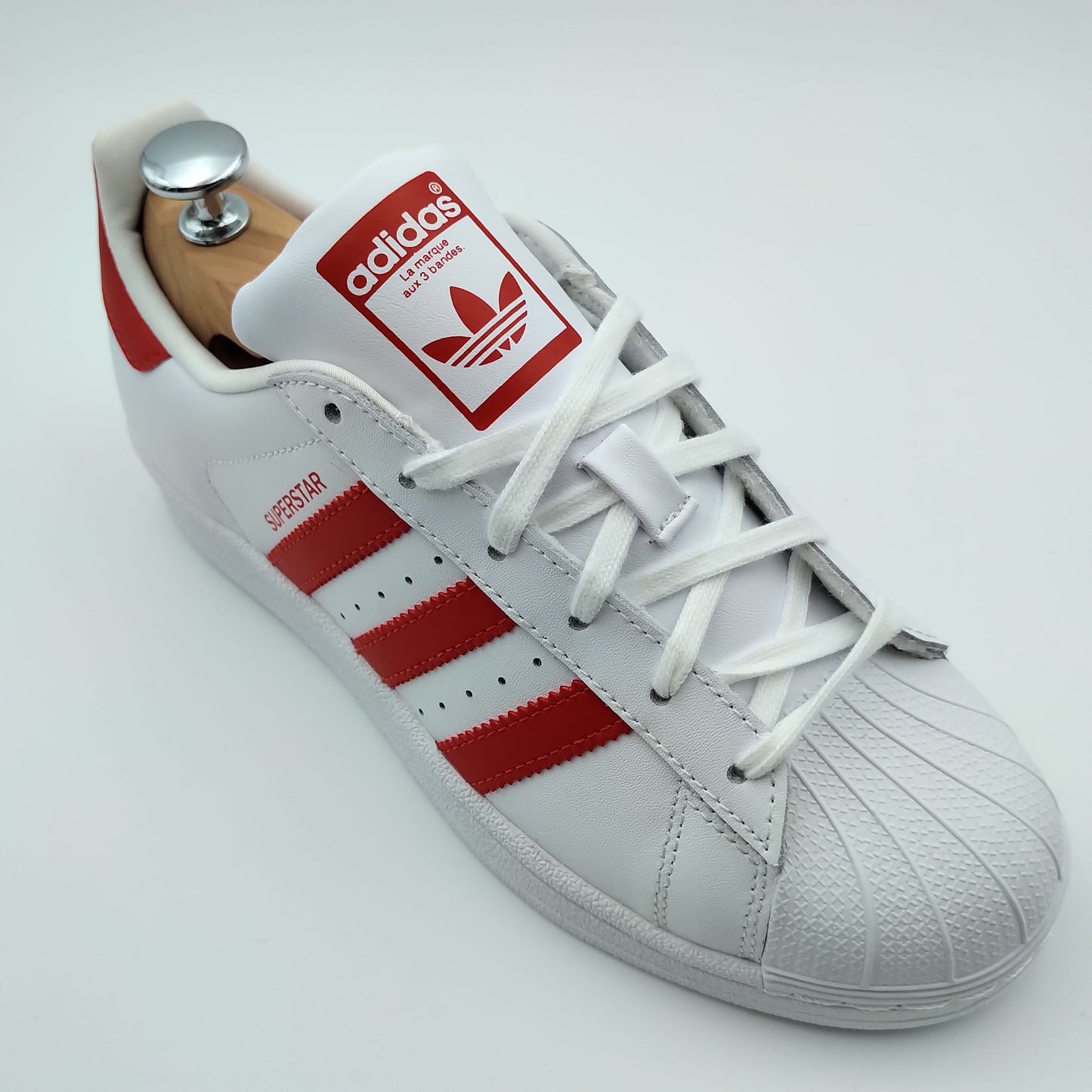 Adidas Superstar blanches avec bandes rouges