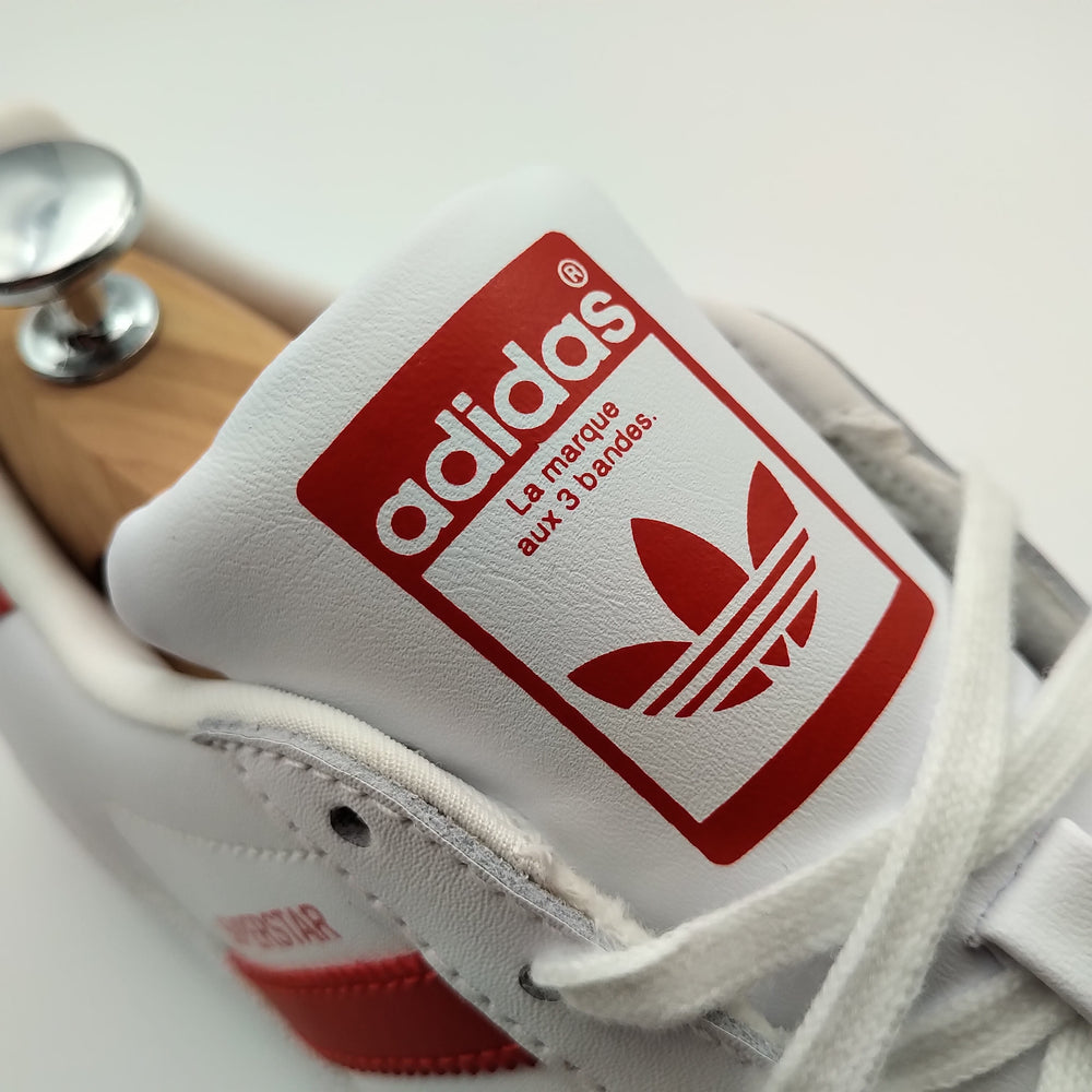 Adidas Superstar blanches avec bandes rouges
