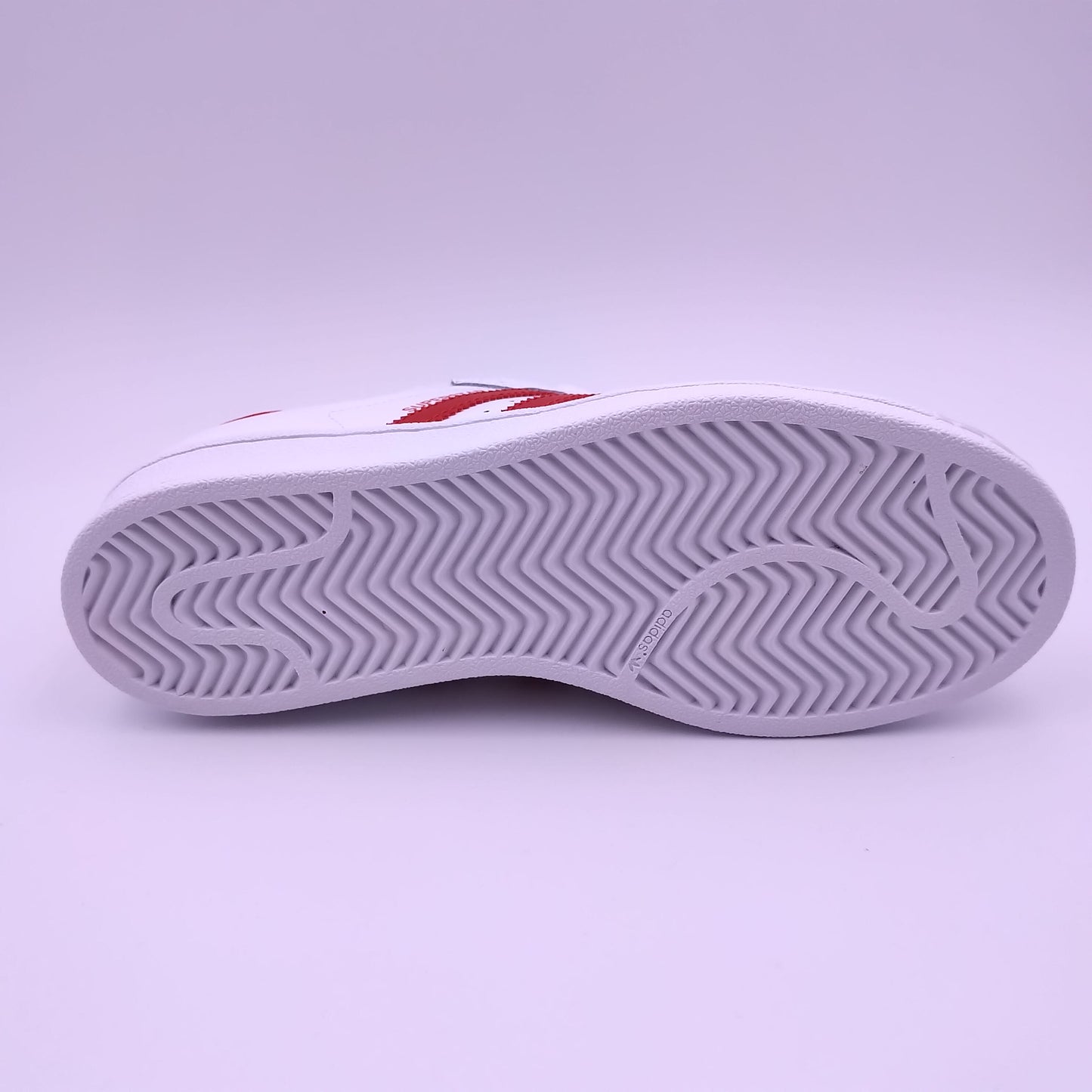 Adidas Superstar blanches avec bandes rouges