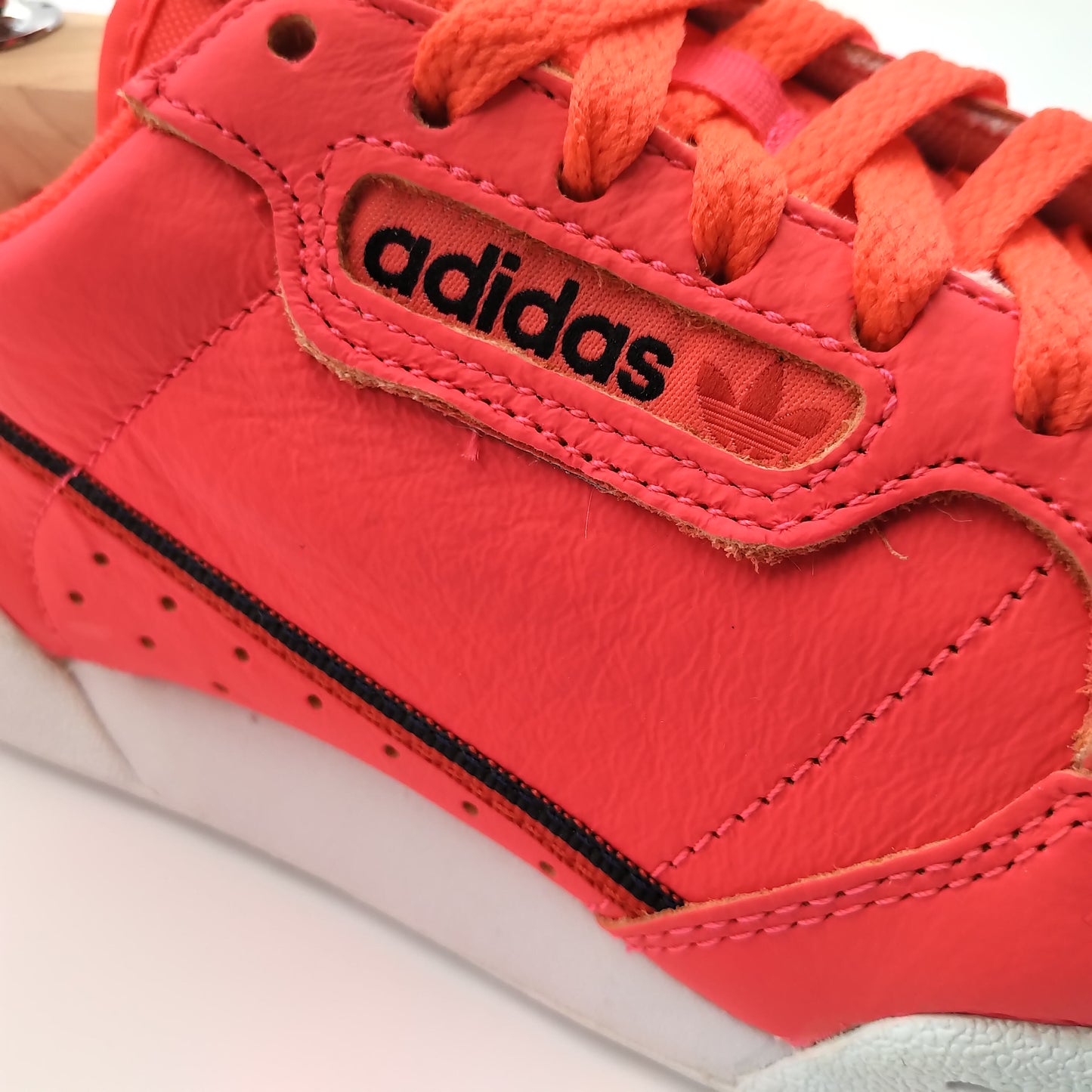 Adidas Continental 80 fuchsia avec bandes noir et rouge