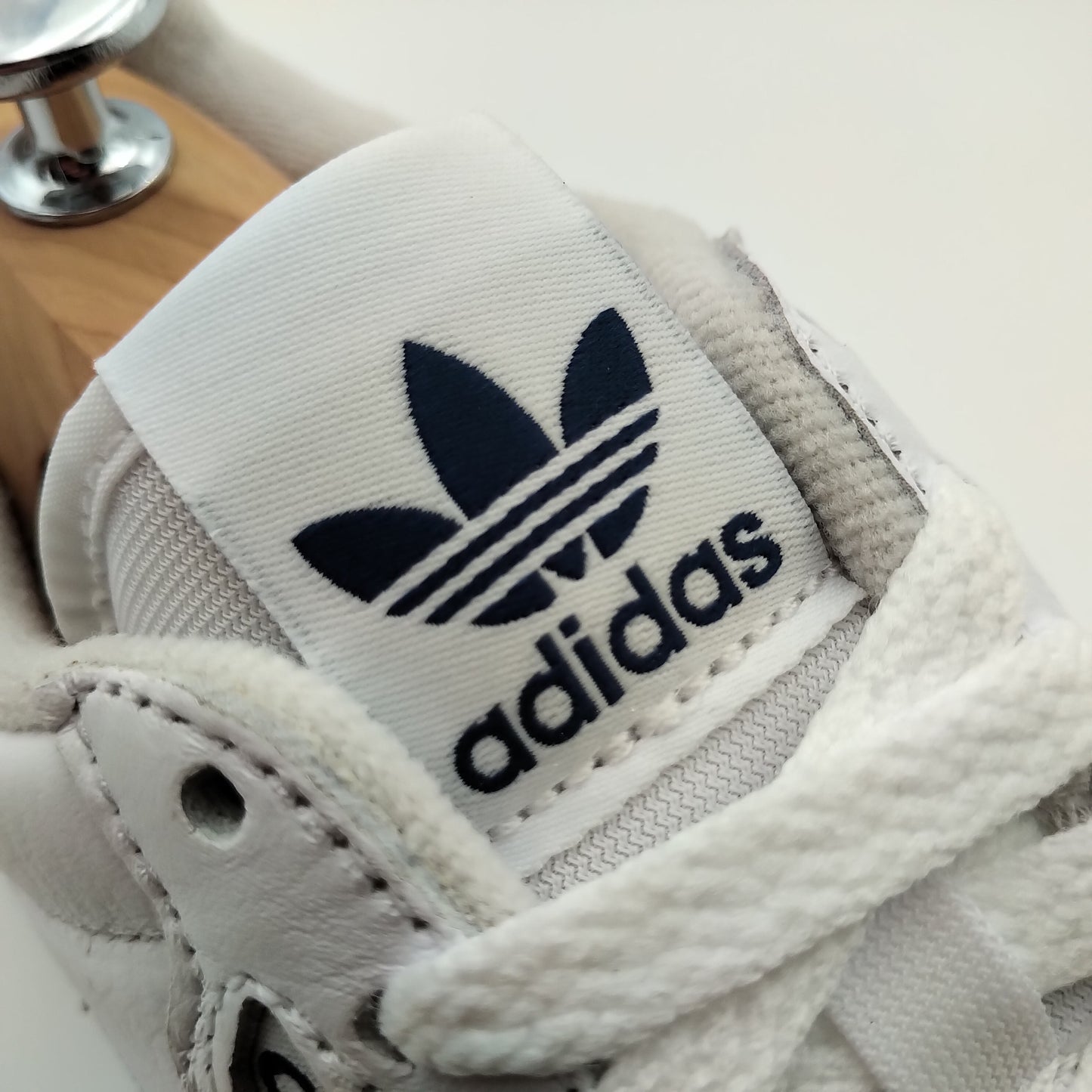 Adidas Continental 80 avec bandes et logo bleu