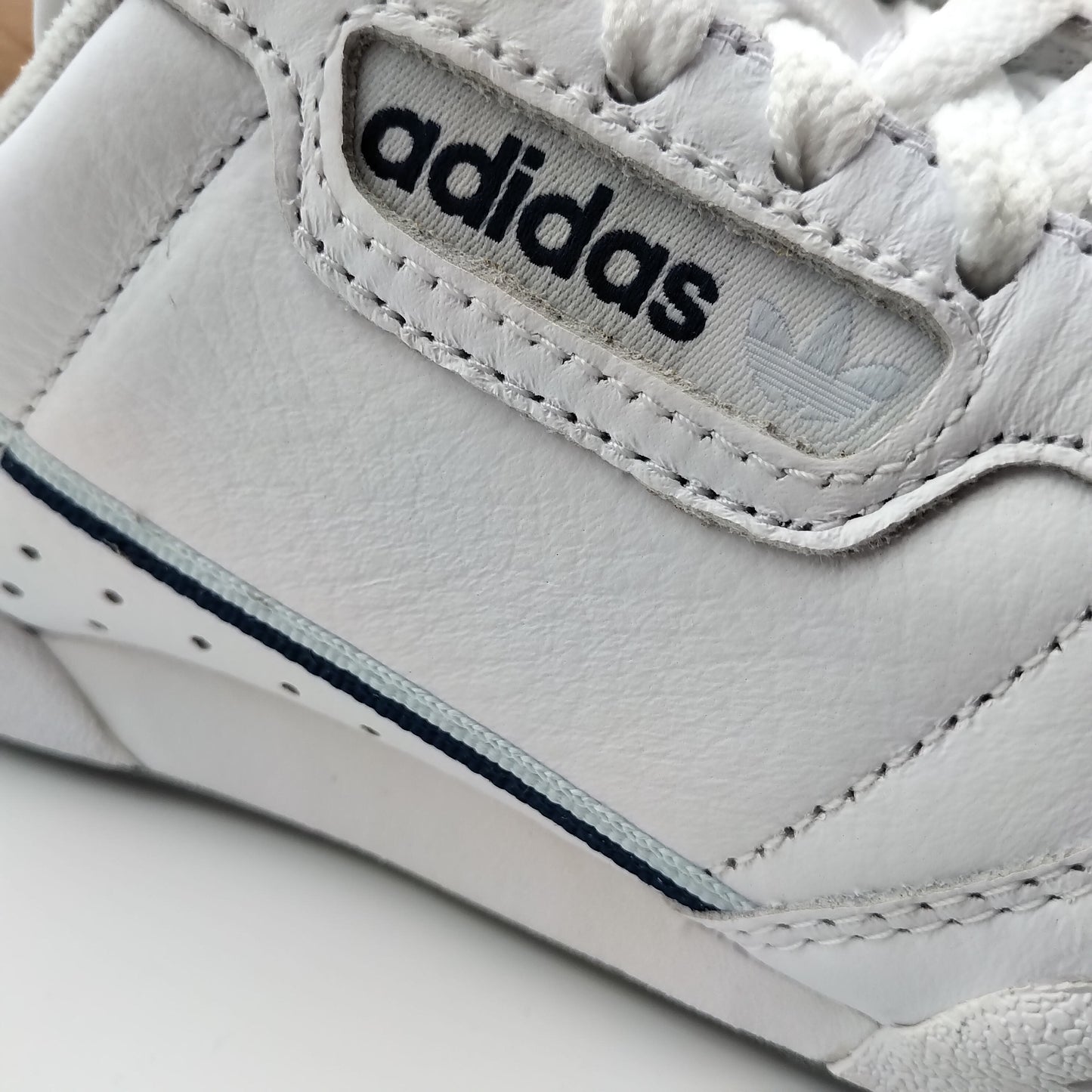 Adidas Continental 80 avec bandes et logo bleu