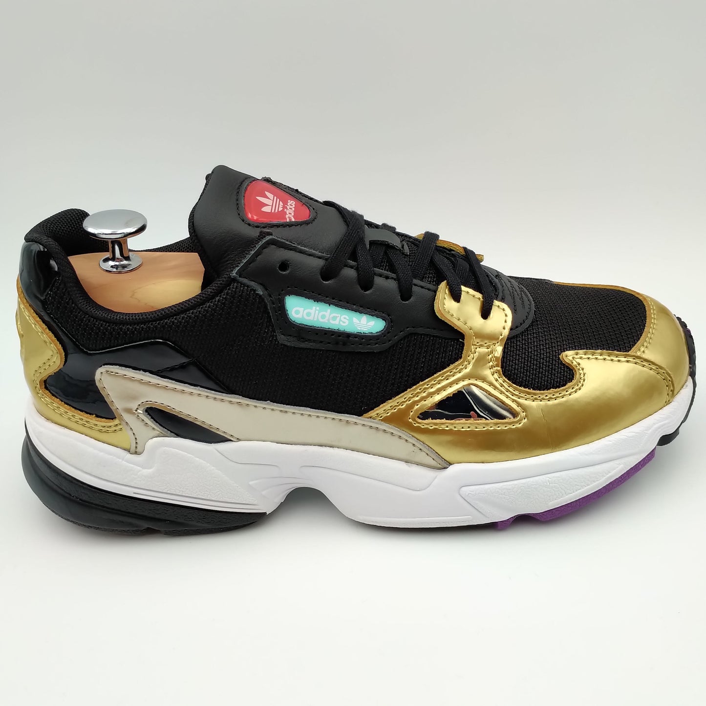 Adidas Falcon noir et doré avec logo rouge