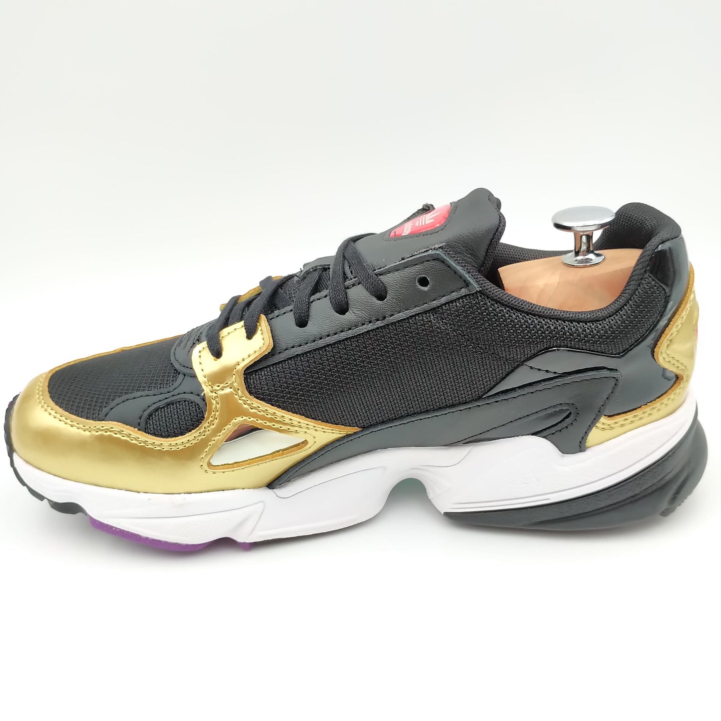 Adidas Falcon noir et doré avec logo rouge