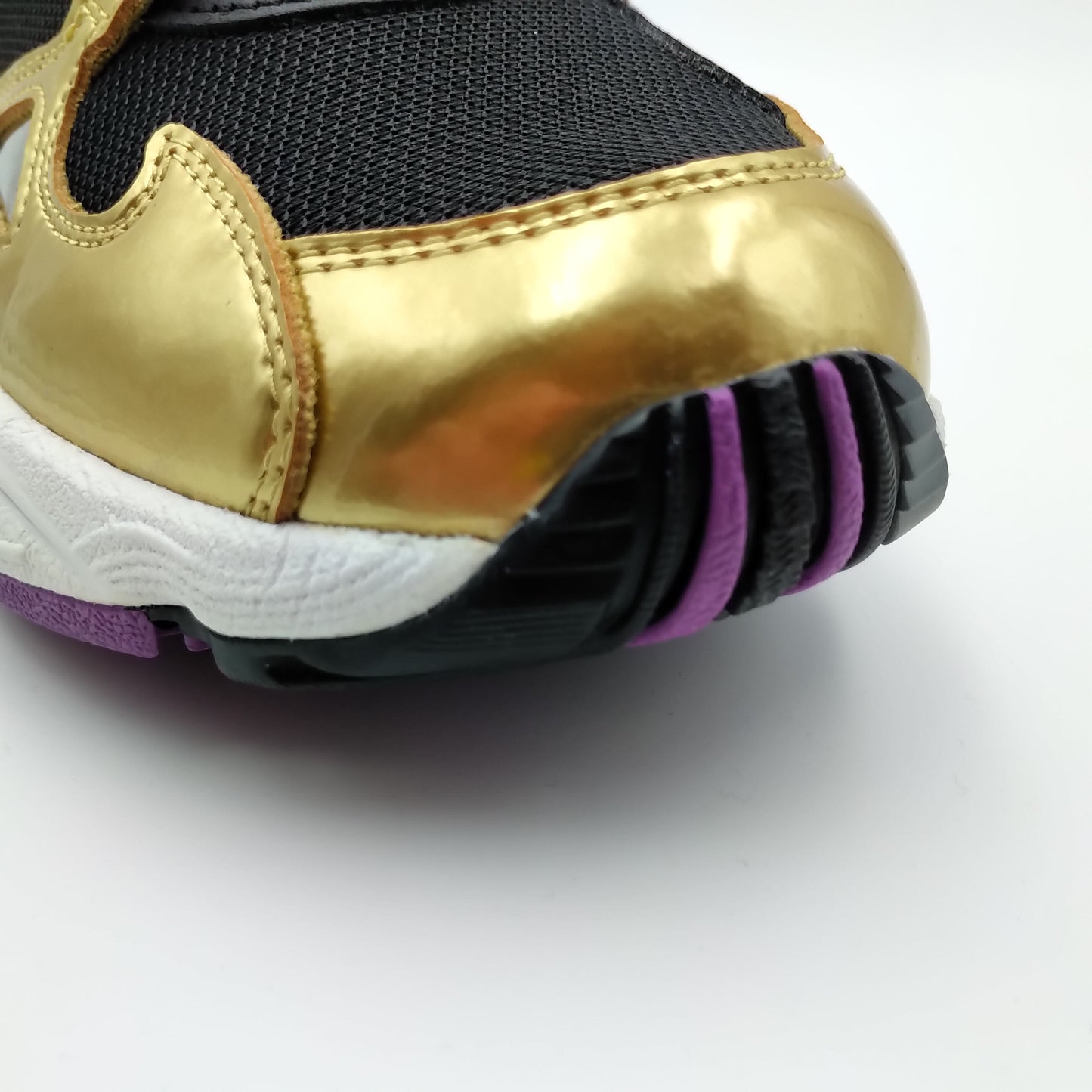 Adidas Falcon noir et doré avec logo rouge
