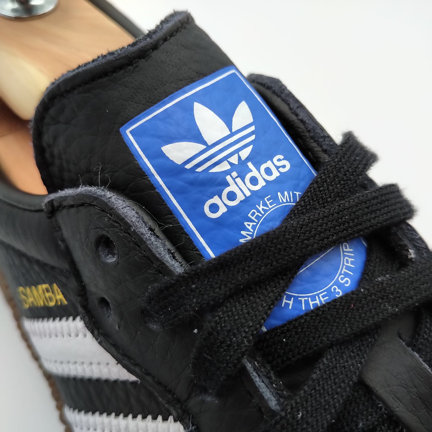 Adidas Sambarose cuir noir et bandes blanches