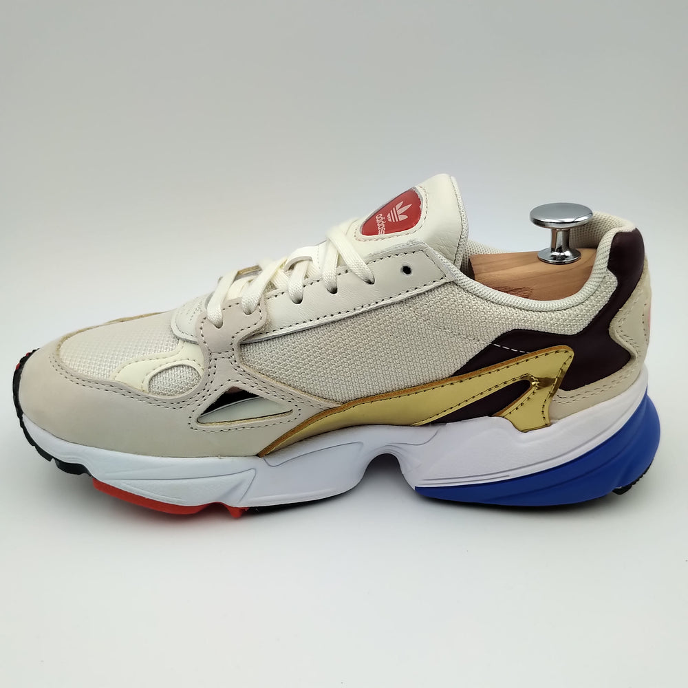 Adidas Falcon beige avec motifs dorés