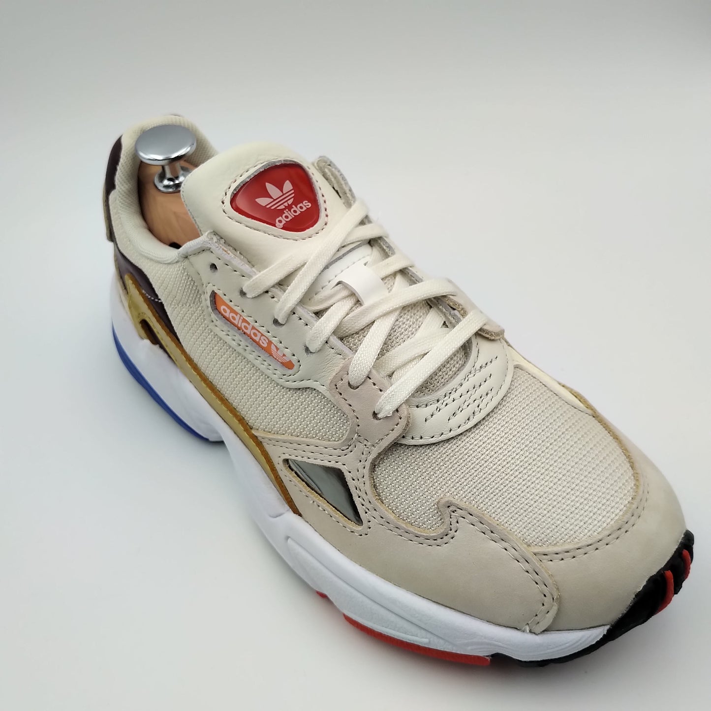 Adidas Falcon beige avec motifs dorés