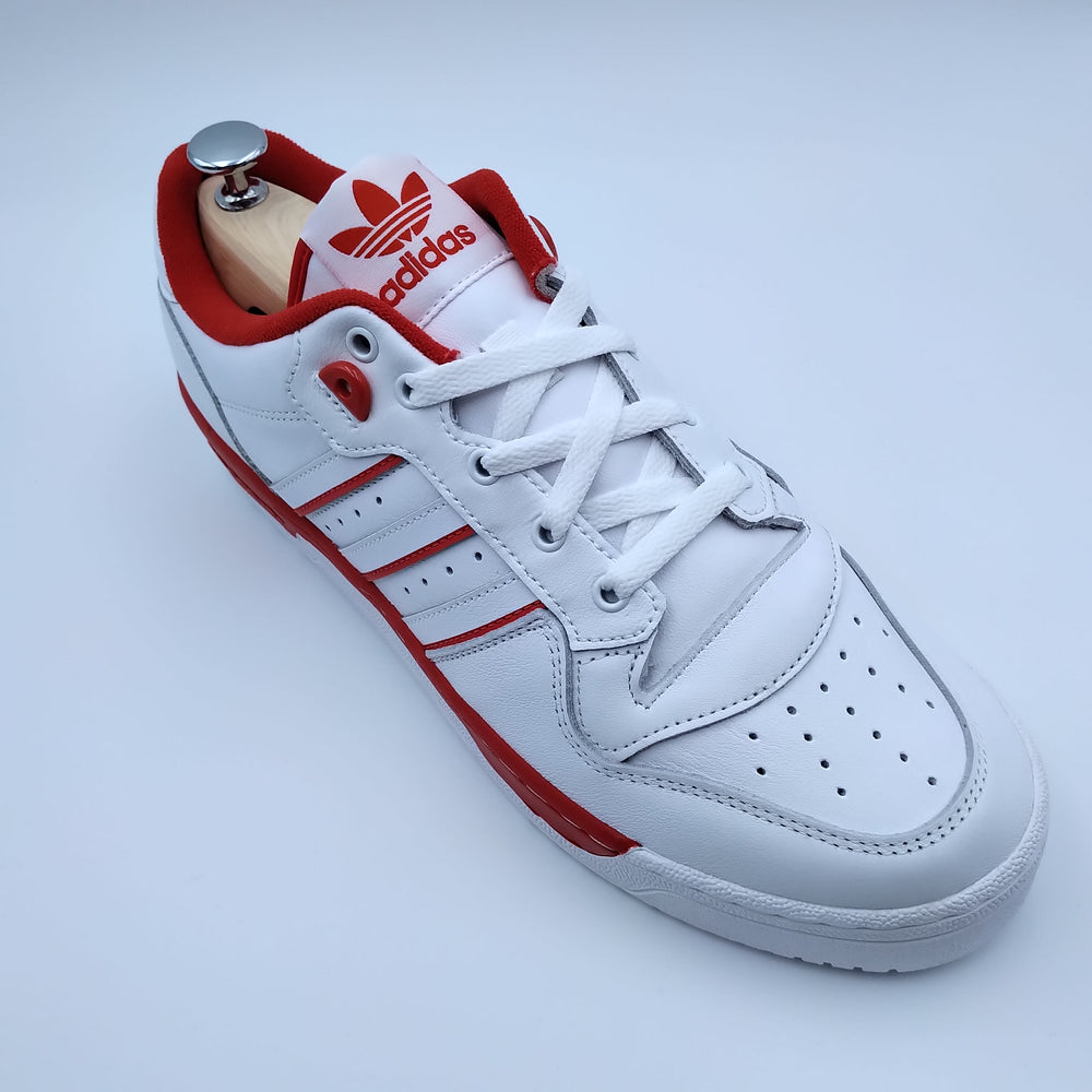 Adidas Rivalry Low blanche avec motifs rouges