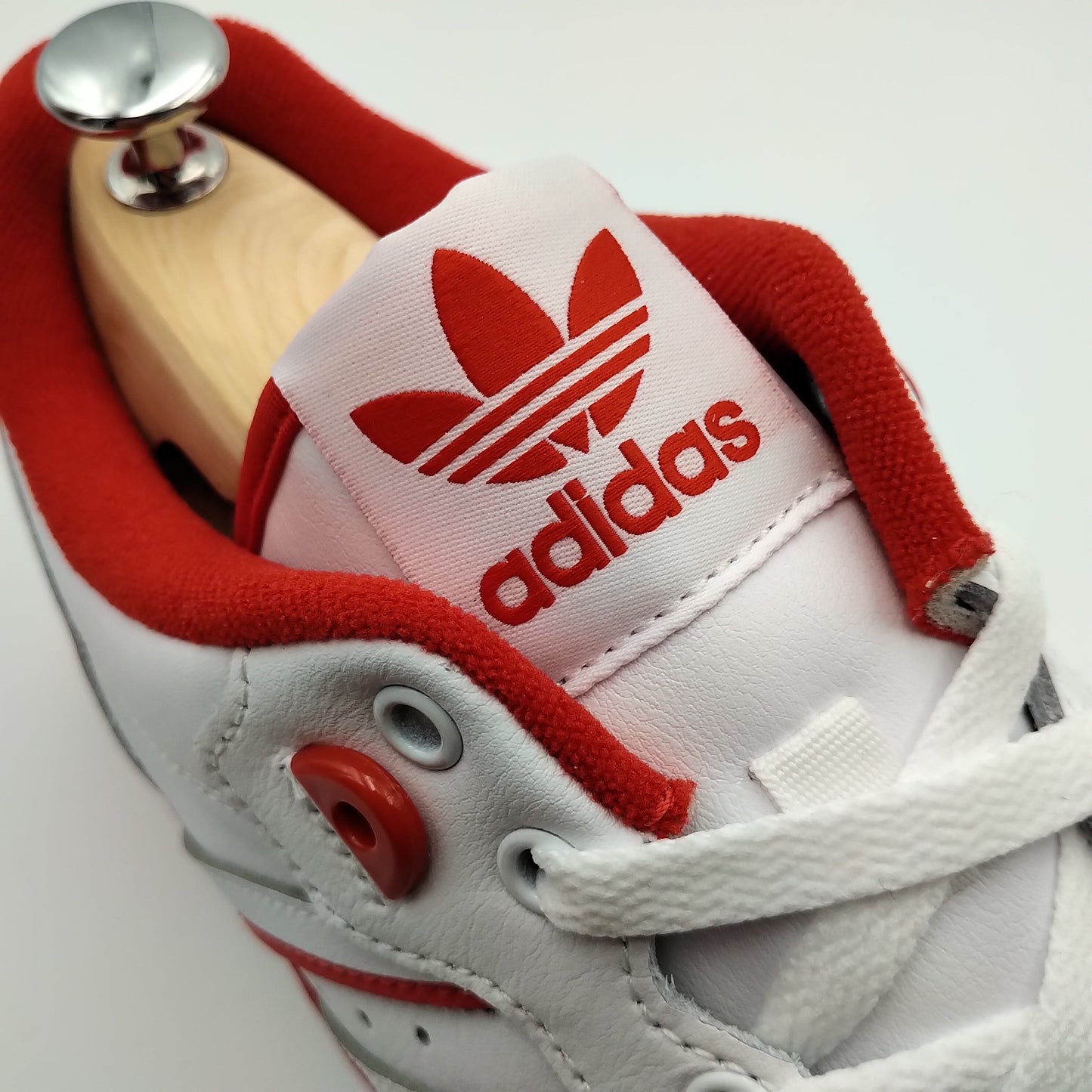 Adidas Rivalry Low blanche avec motifs rouges