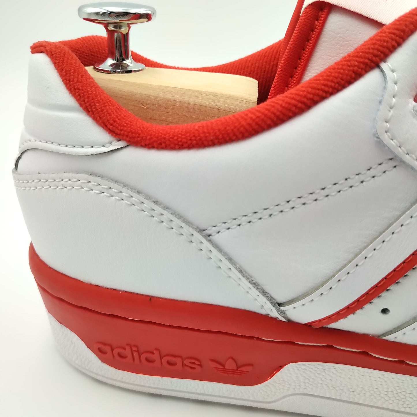 Adidas Rivalry Low blanche avec motifs rouges