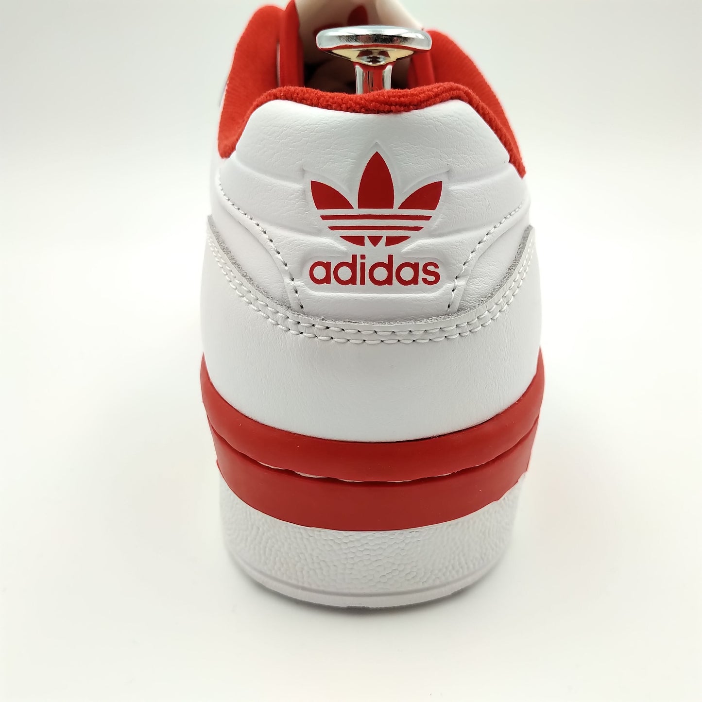 Adidas Rivalry Low blanche avec motifs rouges