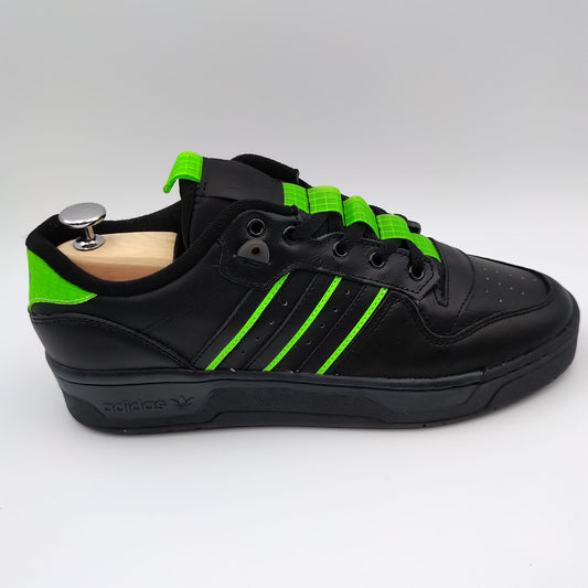 Adidas Rivalry Low noir et motifs fluo verts