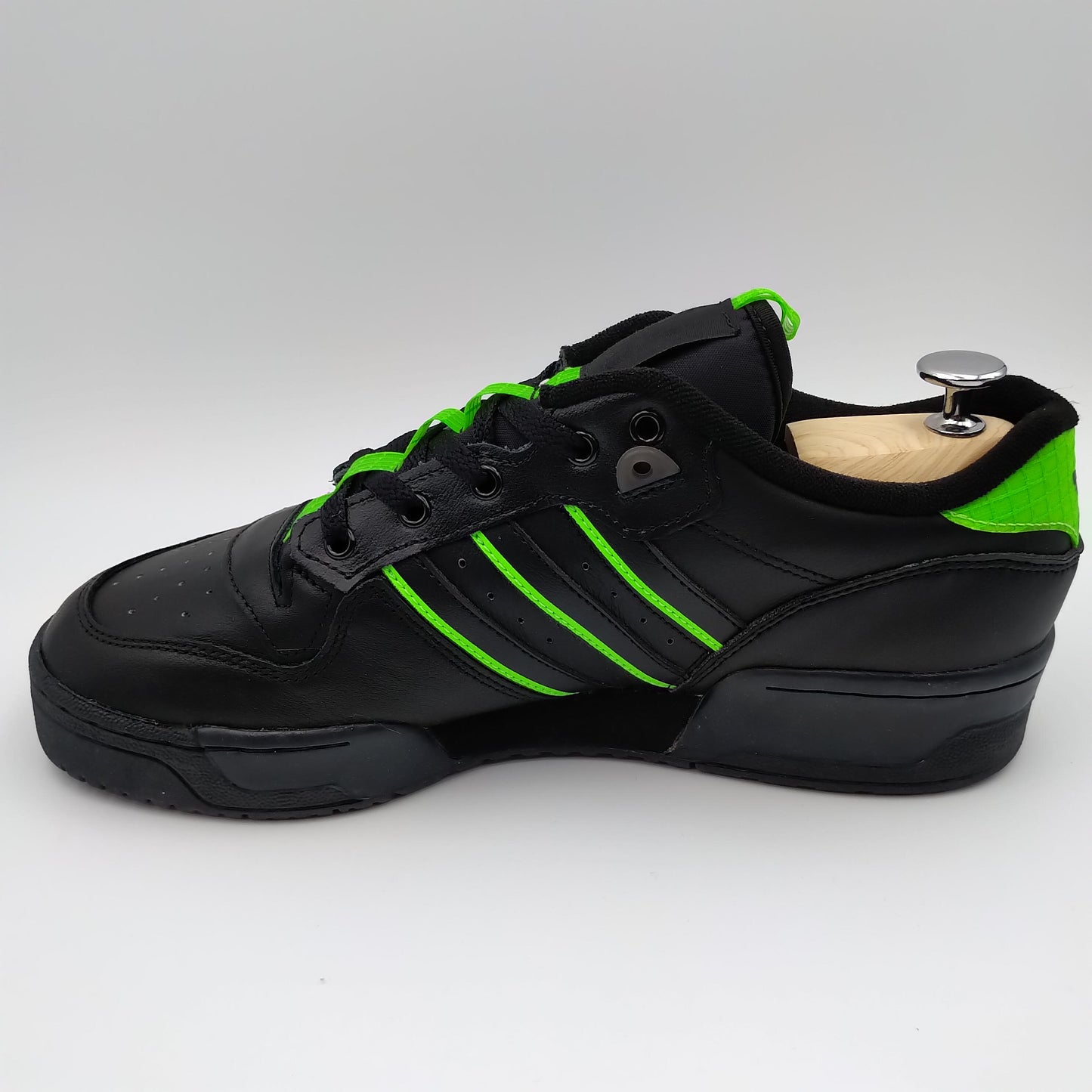 Adidas Rivalry Low noir et motifs fluo verts