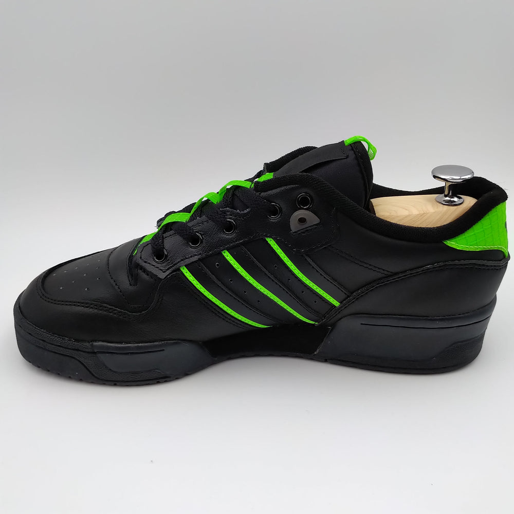 Adidas Rivalry Low noir et motifs fluo verts