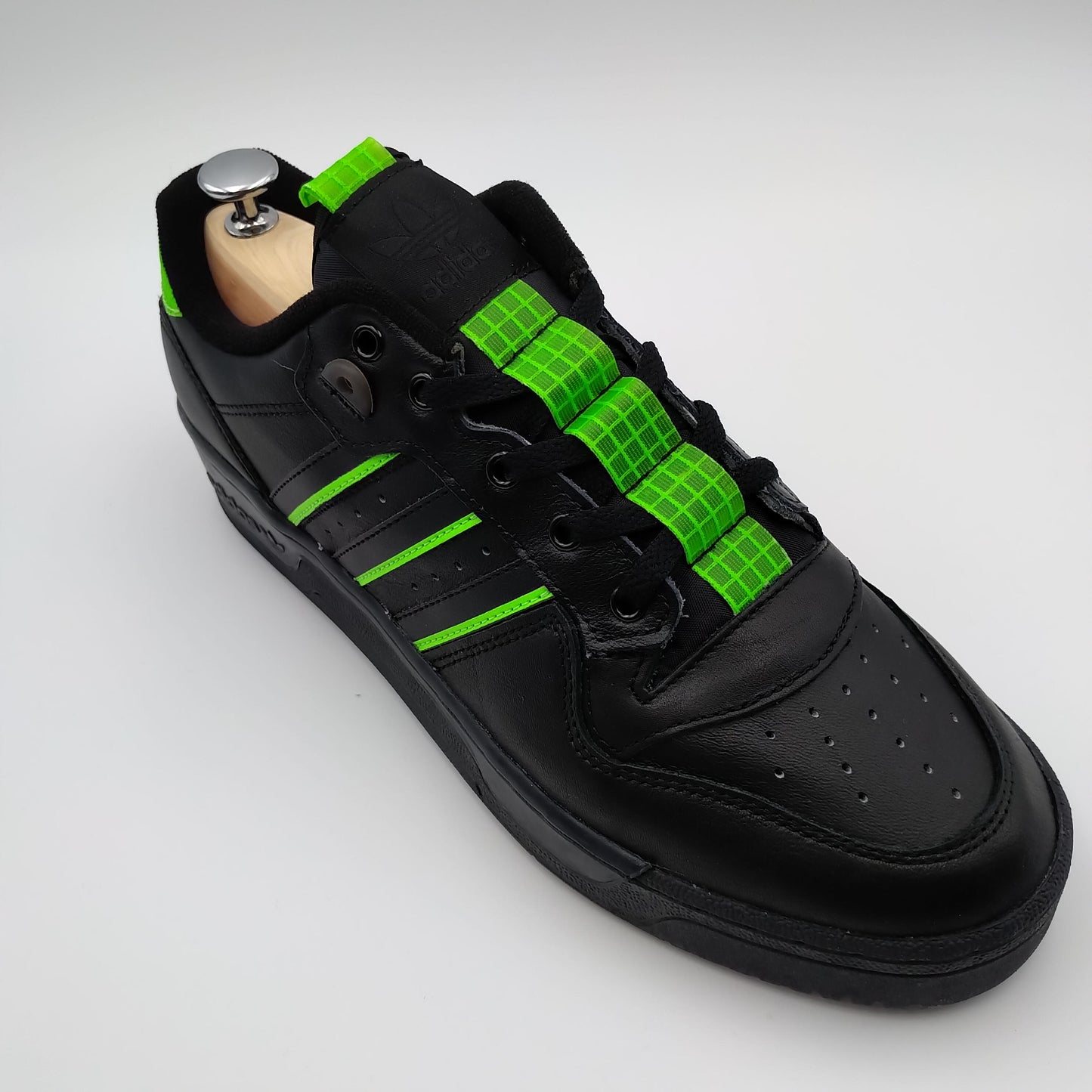 Adidas Rivalry Low noir et motifs fluo verts