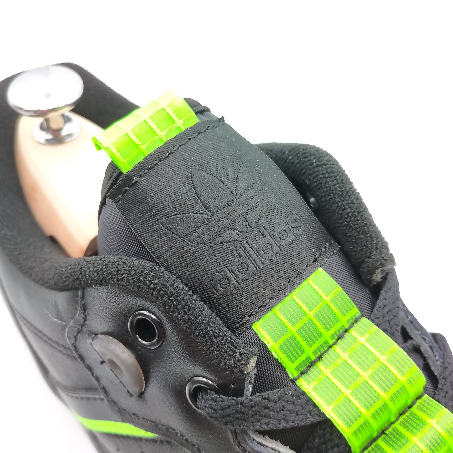 Adidas Rivalry Low noir et motifs fluo verts