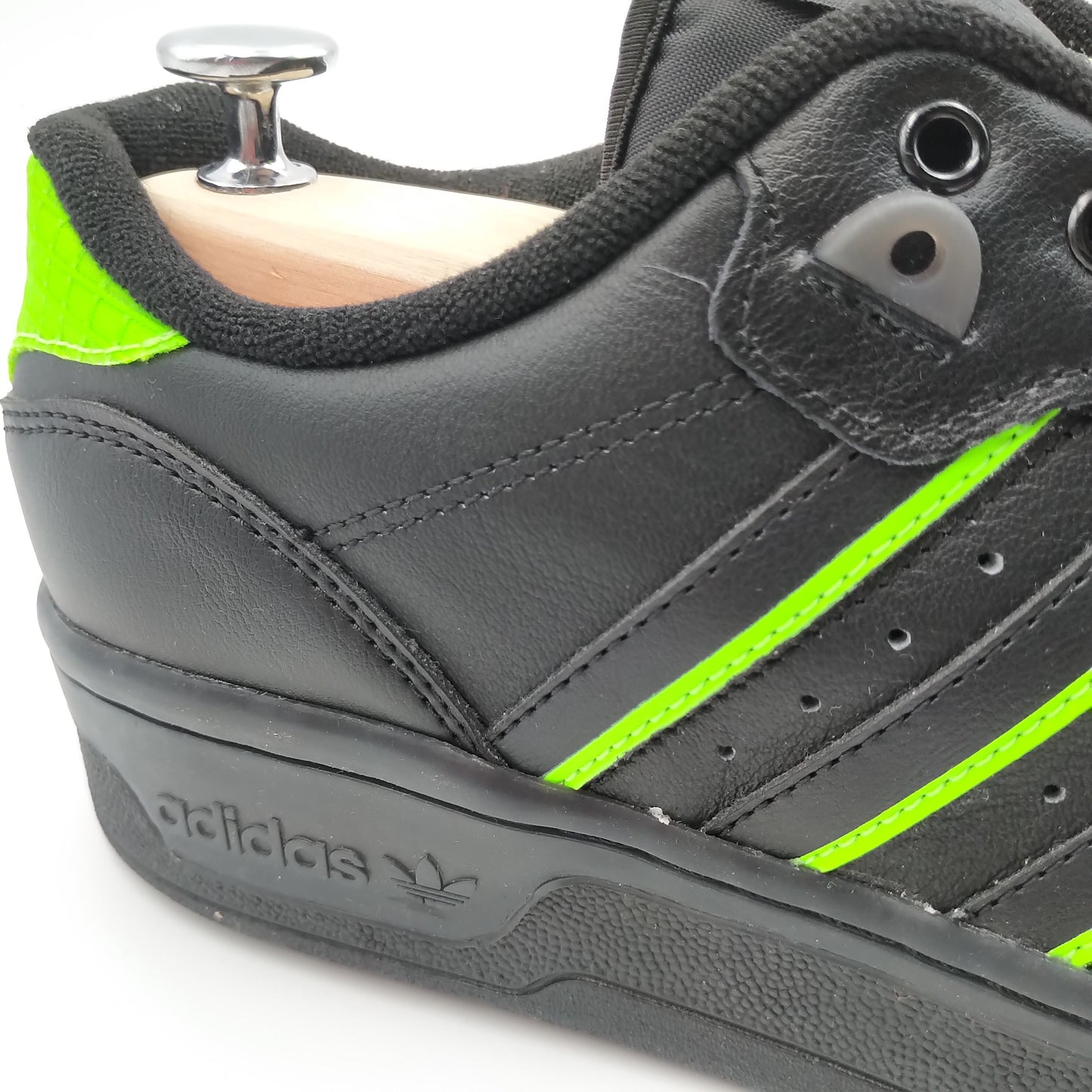 Adidas Rivalry Low noir et motifs fluo verts