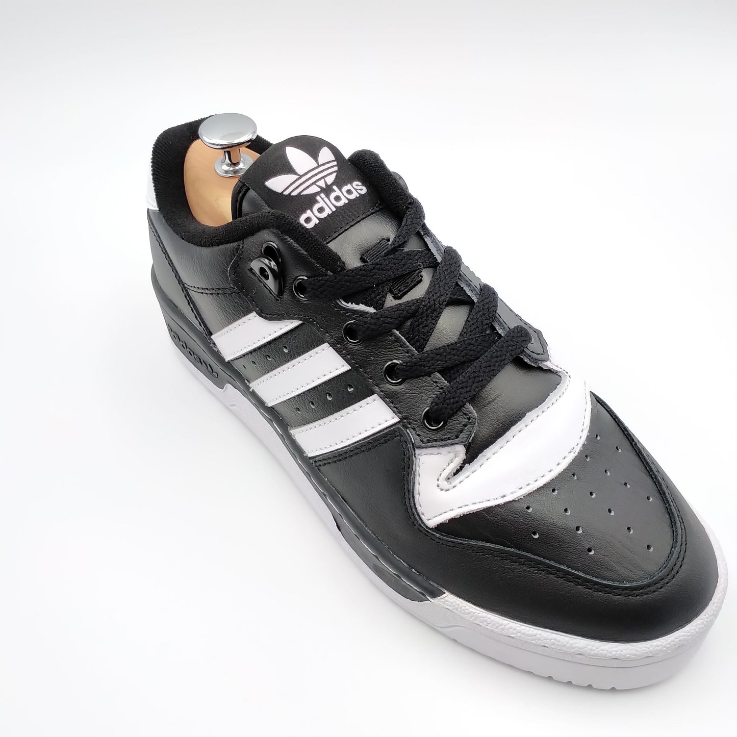 Adidas Rivalry Low noir avec bandes latérales blanches épaisses