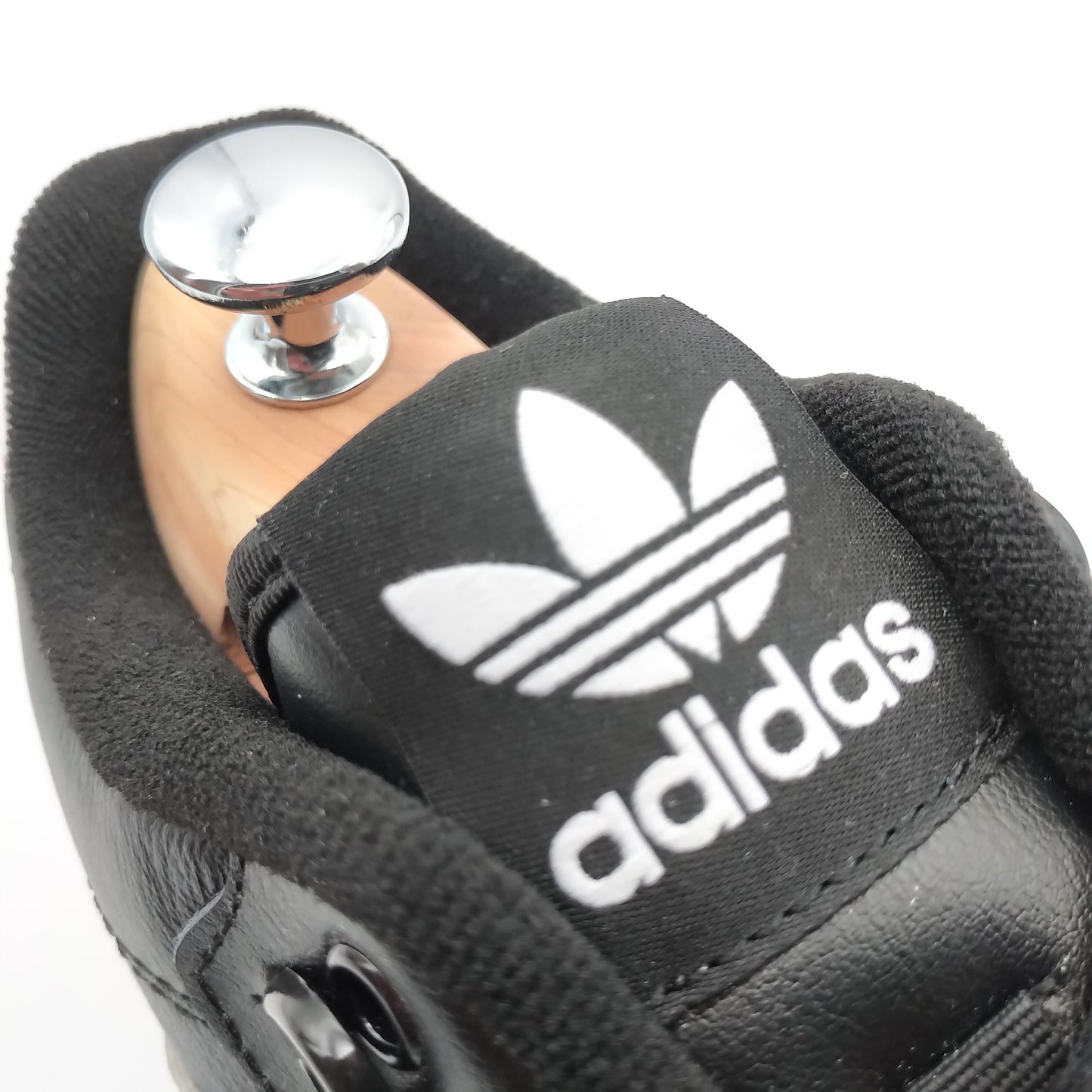 Adidas Rivalry Low noir avec bandes latérales blanches épaisses