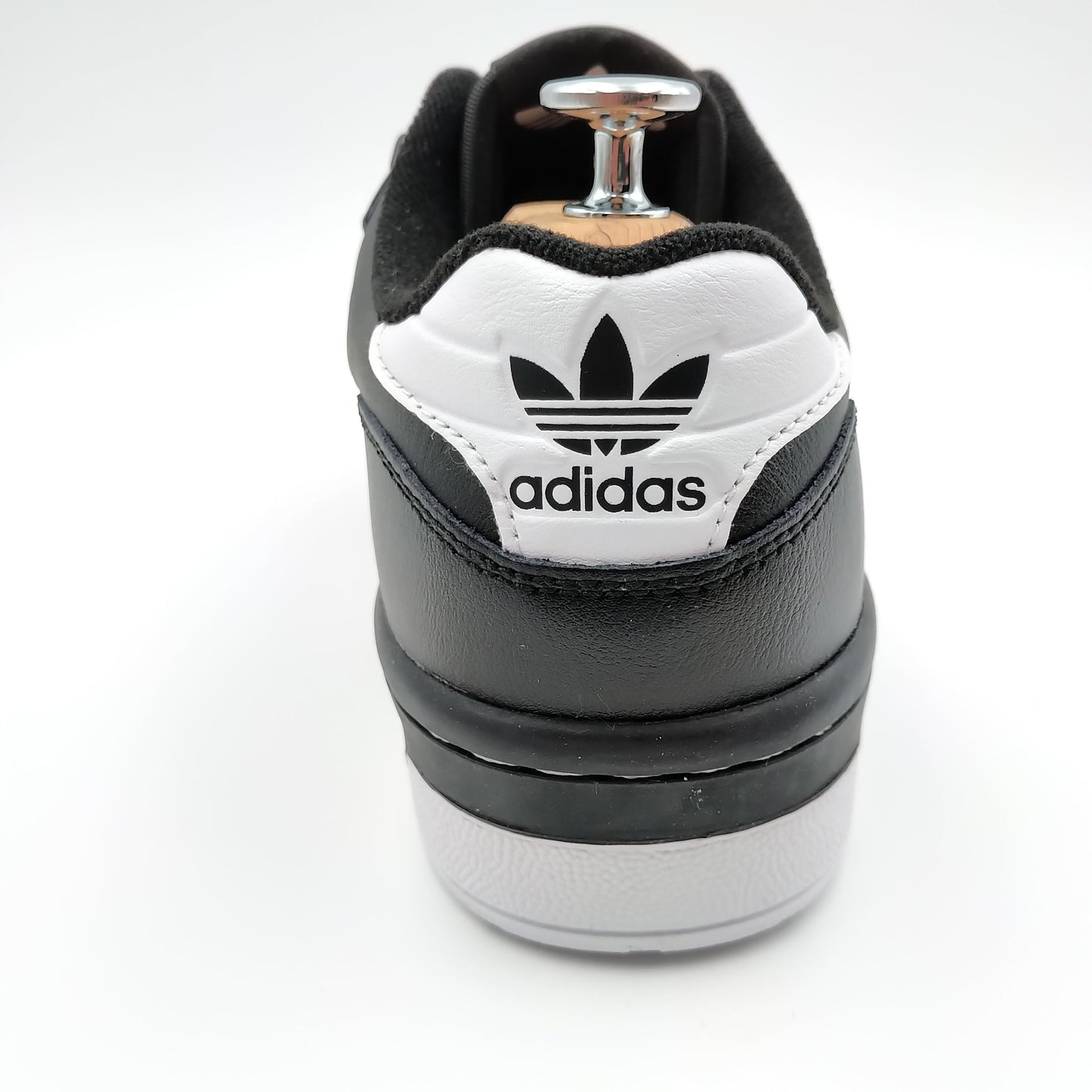 Adidas Rivalry Low noir avec bandes latérales blanches épaisses