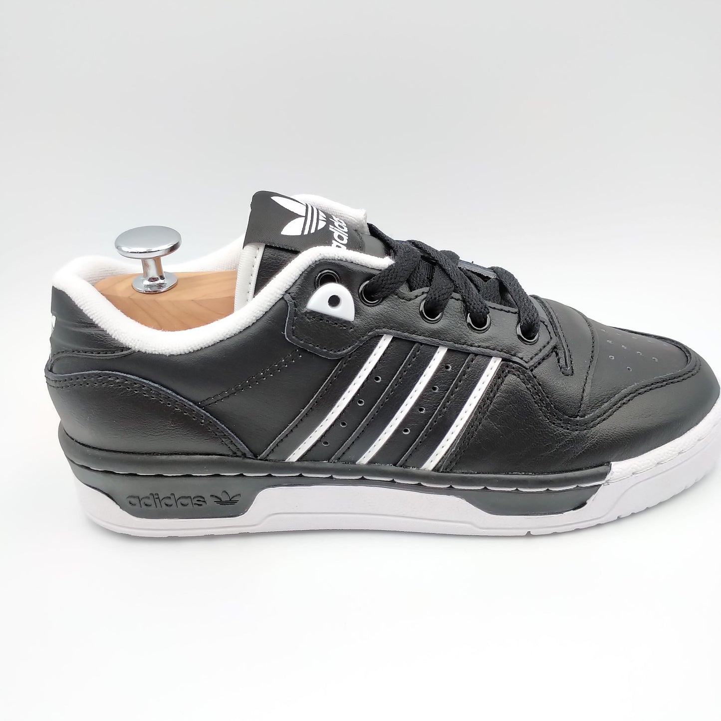 Adidas Rivarly noir avec bandes blanches fines