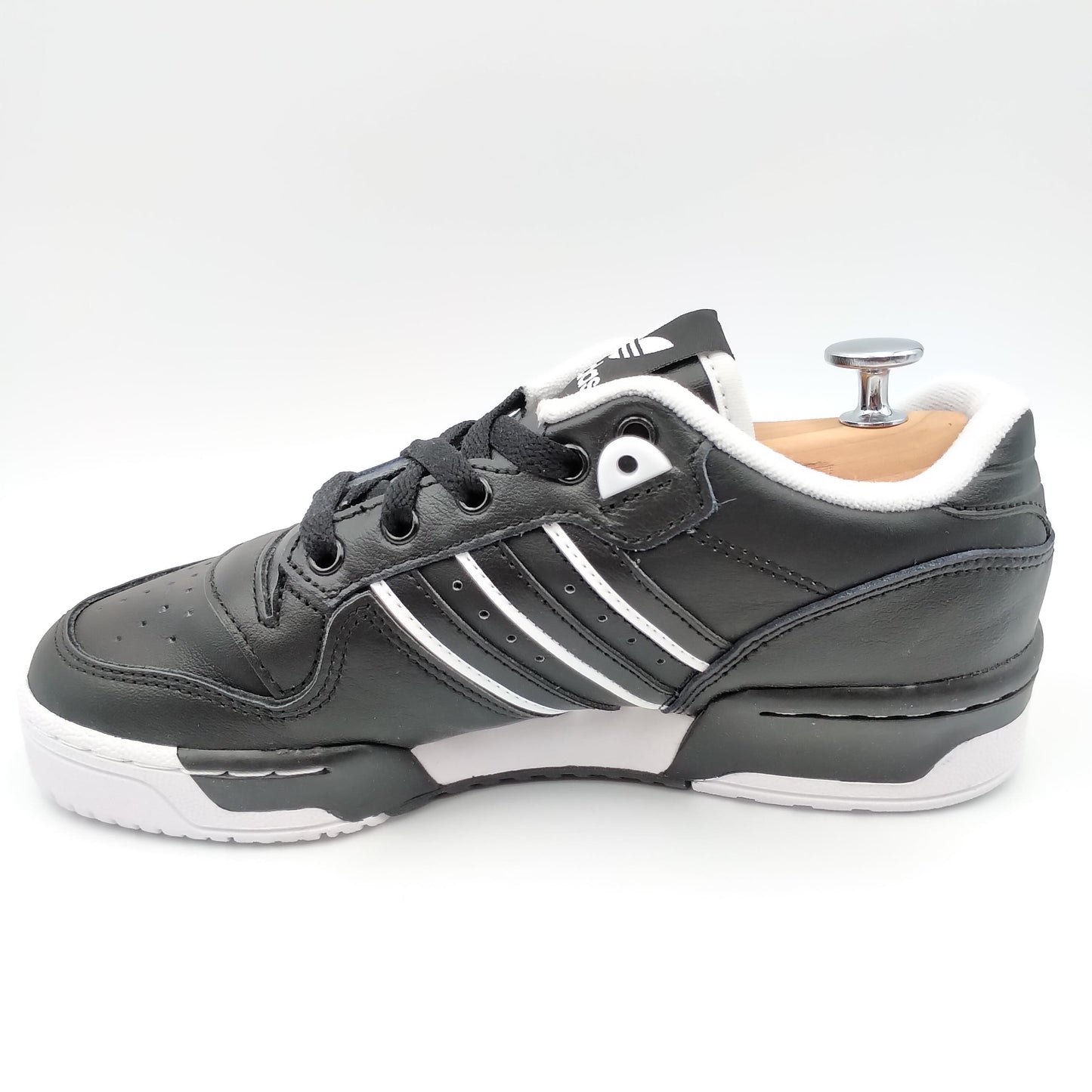 Adidas Rivarly noir avec bandes blanches fines