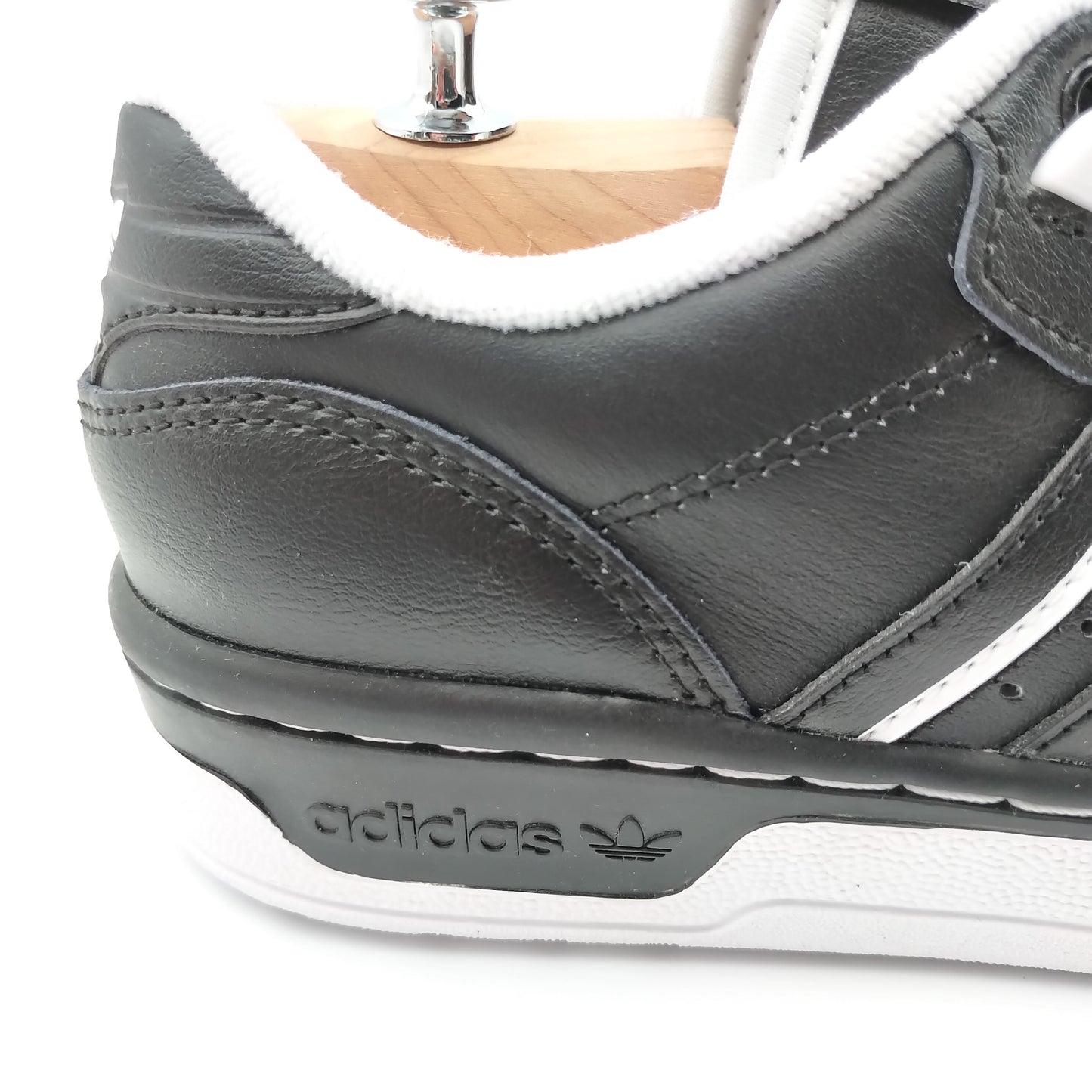 Adidas Rivarly noir avec bandes blanches fines