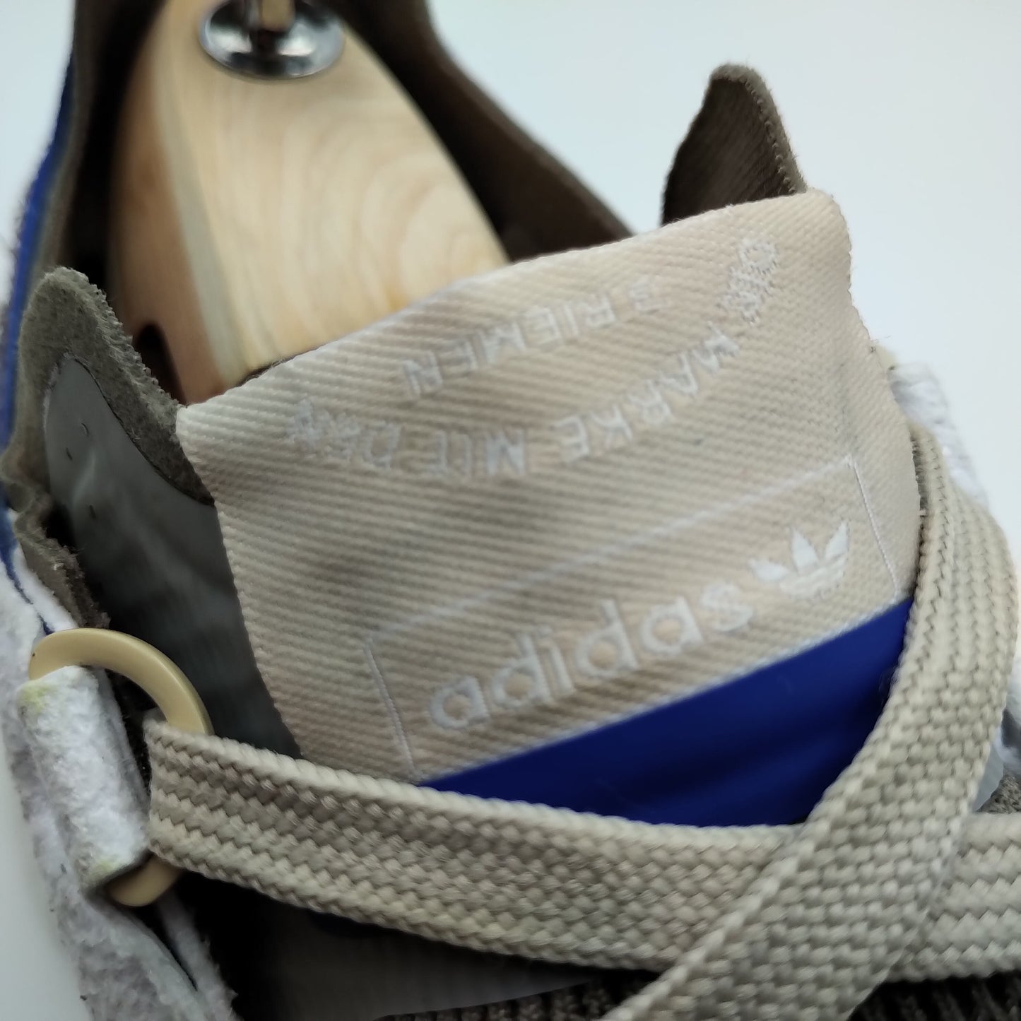 Adidas SL7600 bleu et grise avec bandes rouges